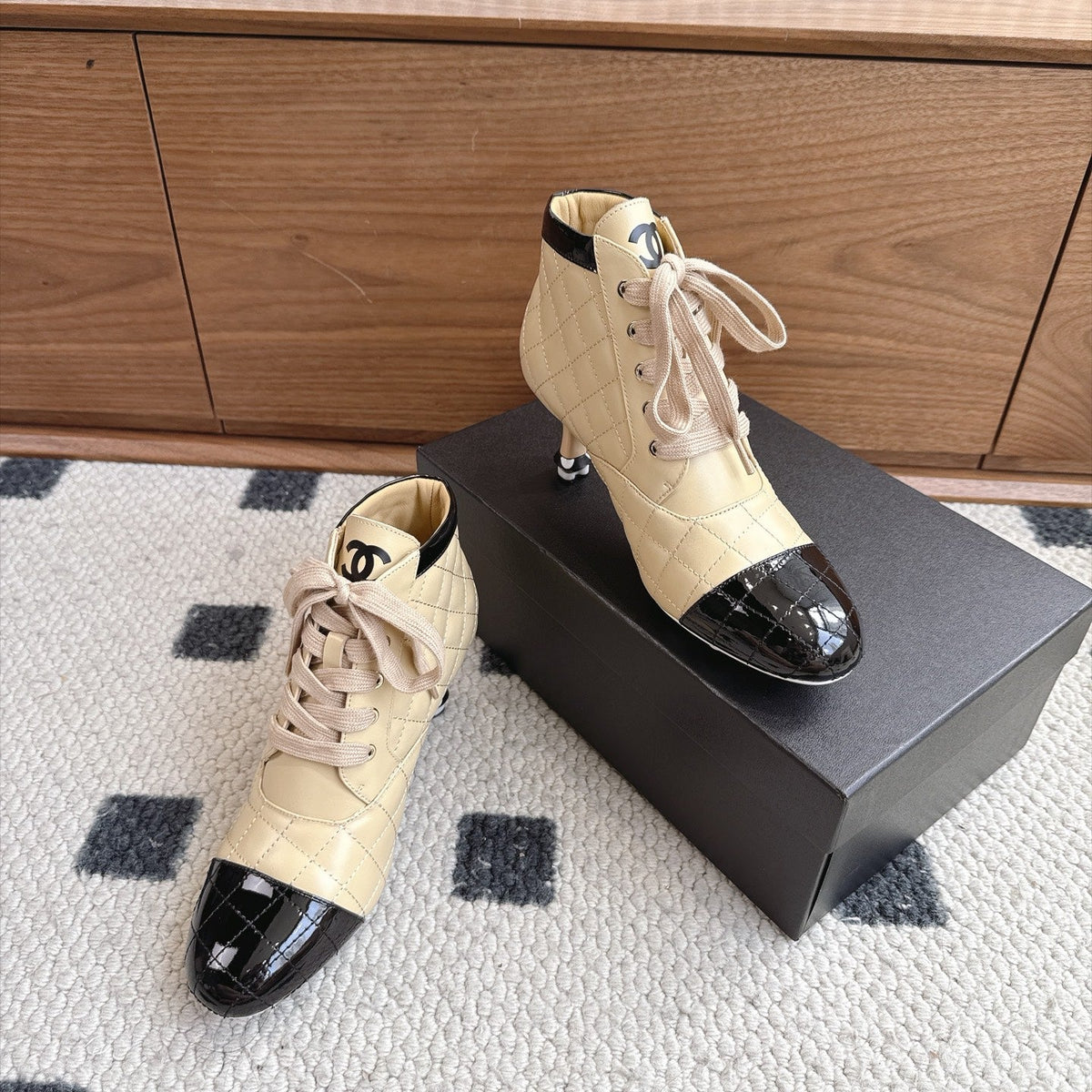 CC 26s Lace-Up Ankle Boots 6.5cm Beige Black Leather 118296