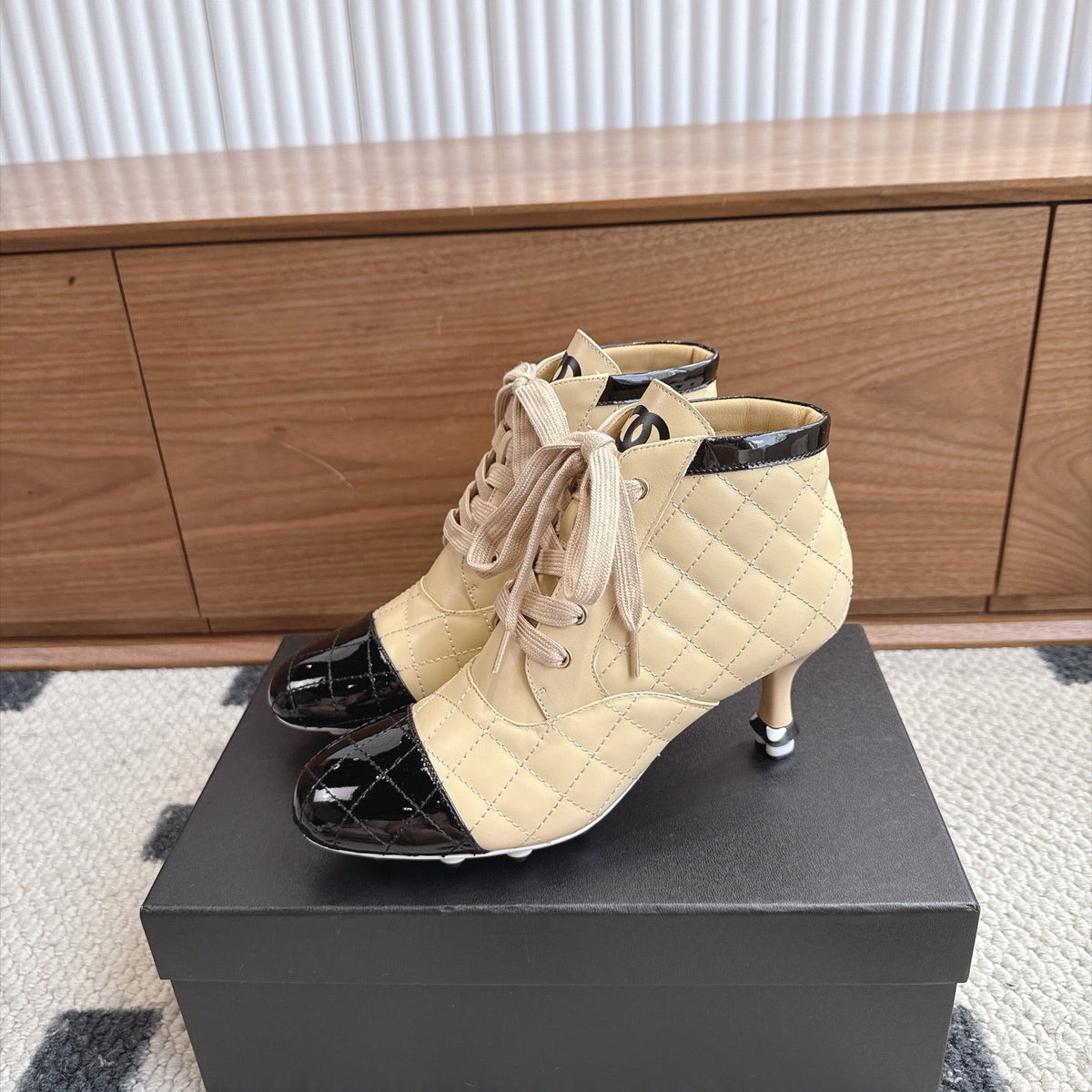 CC 26s Lace-Up Ankle Boots 6.5cm Beige Black Leather 118296