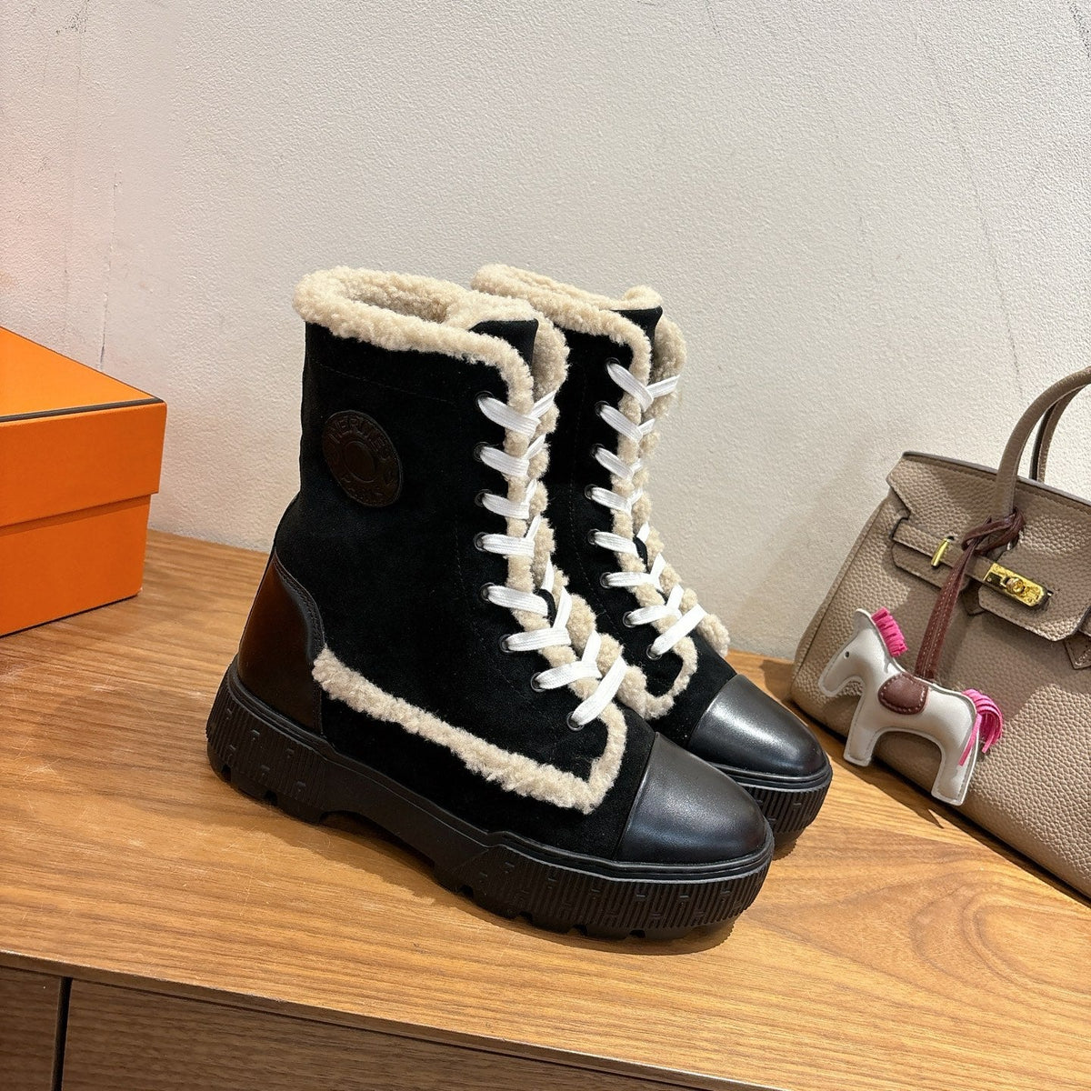 HM 26S Fresh Botines 4cm Black Suede Shearling 110591