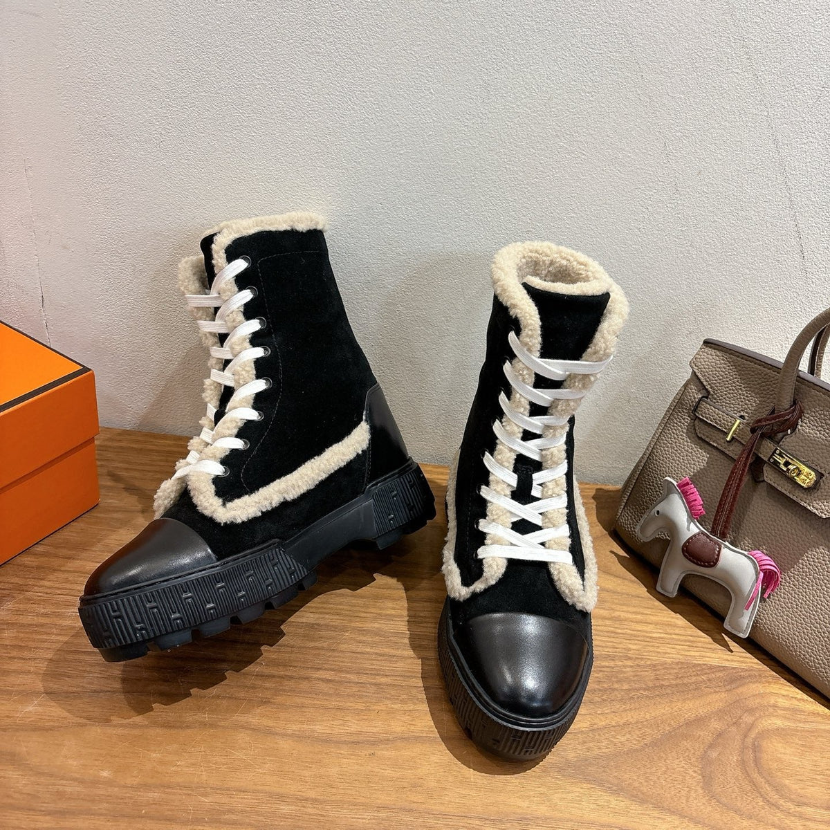 HM 26S Fresh Botines 4cm Black Suede Shearling 110591