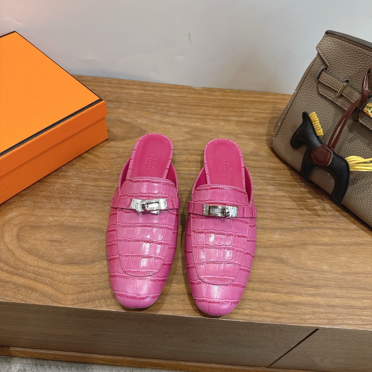 HM 2026 Oz Mule Hot Pink Alligator Leather 849272