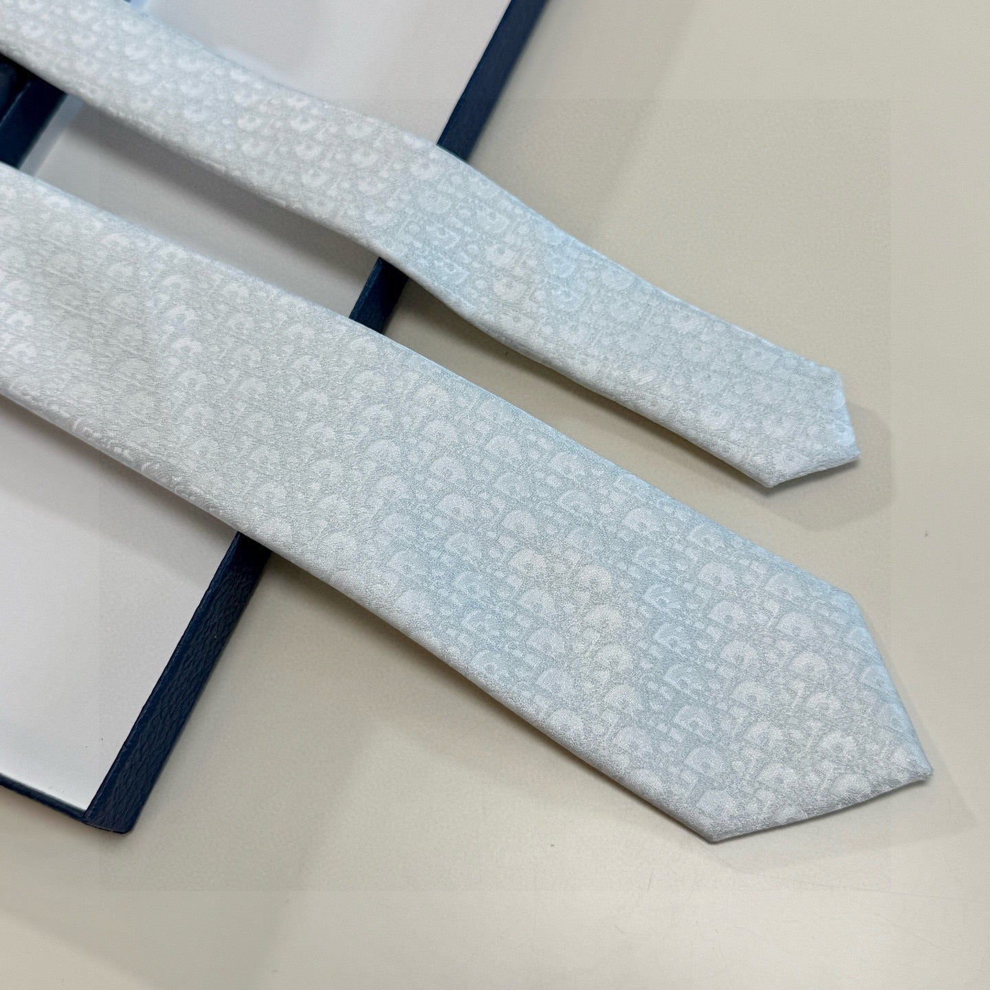 CD Tie White Silk 330075