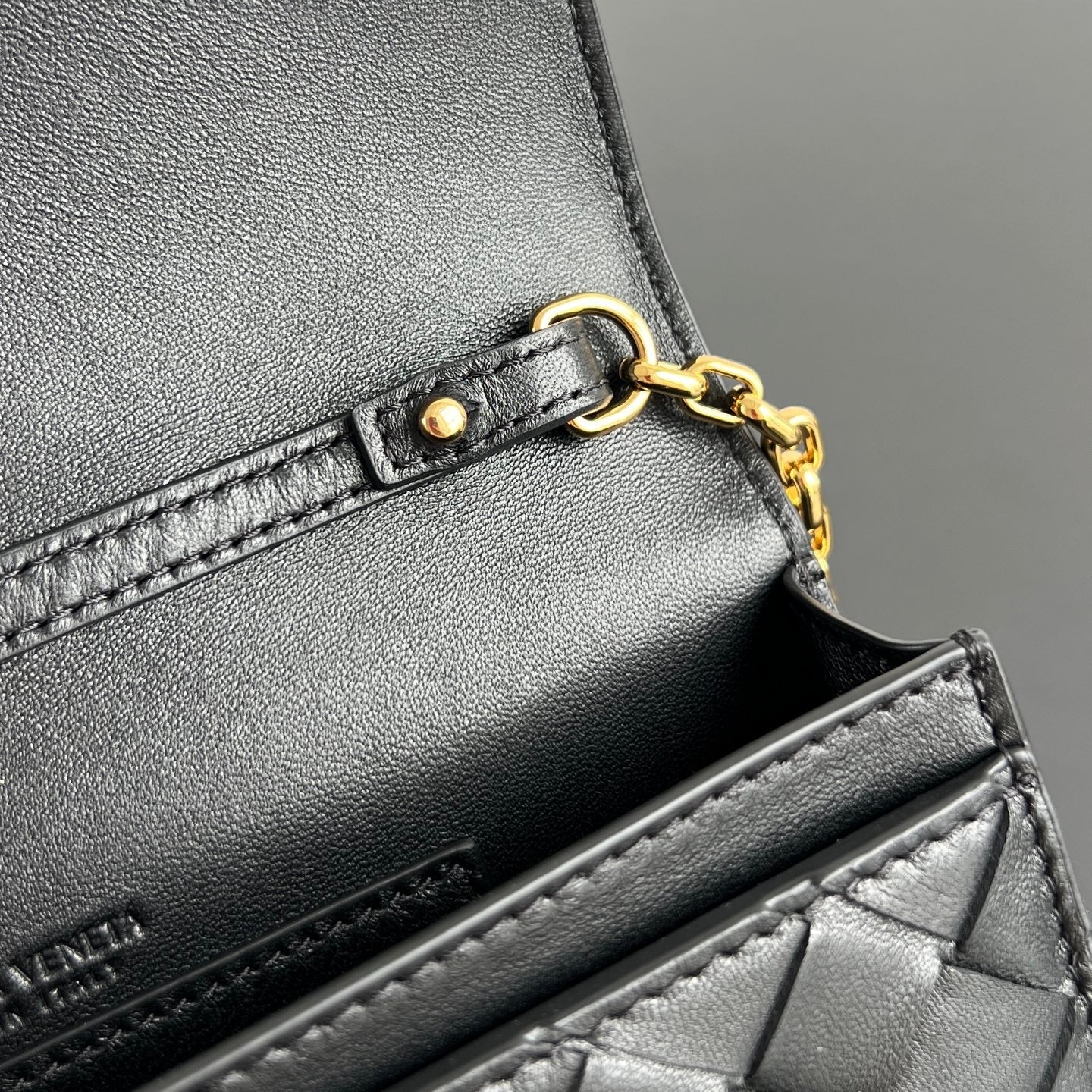 BV 26s Andiamo Pouch Black Intrecciato Leather 291434