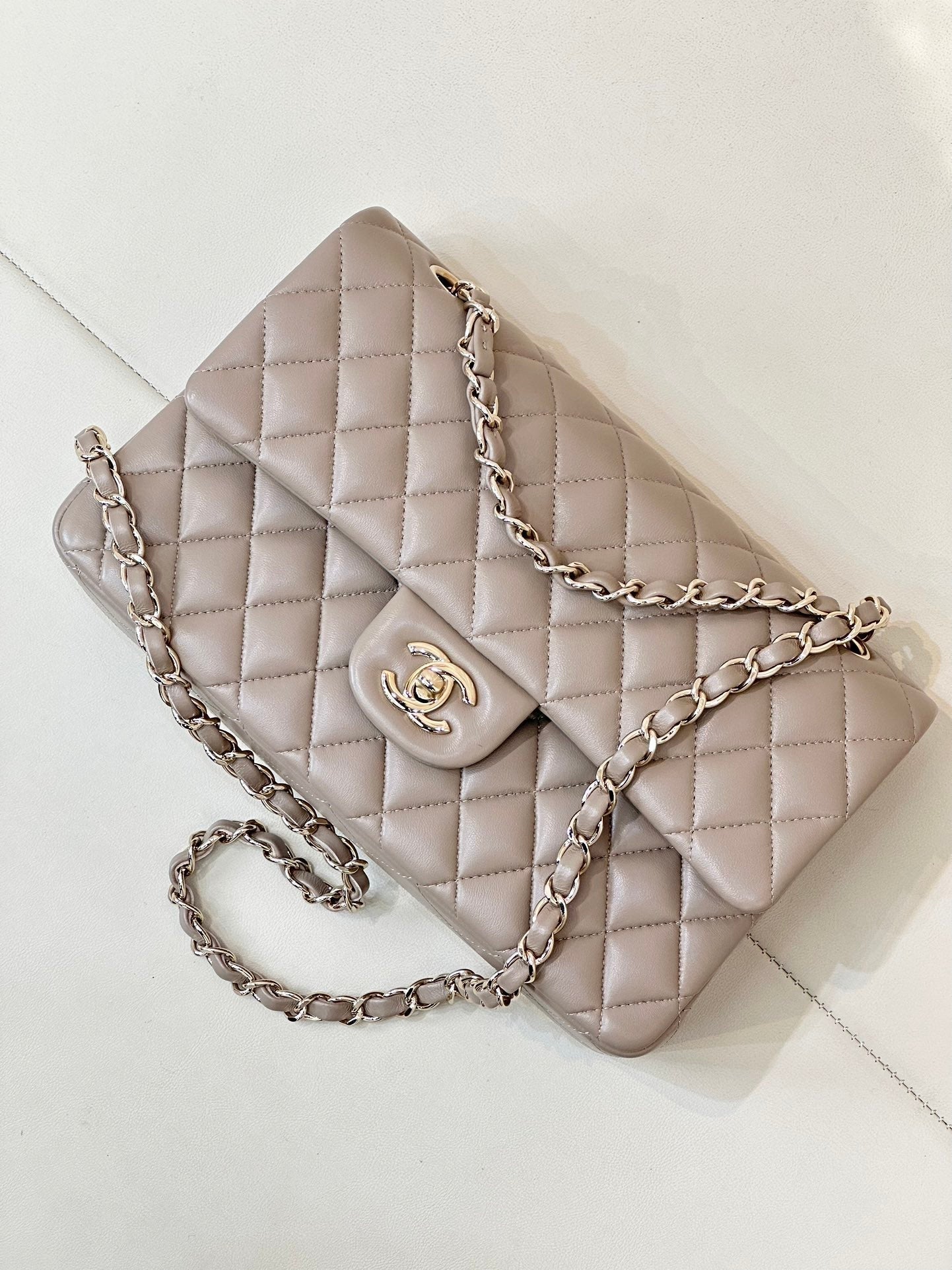 CLASSIC FLAP 25CM BEIGE LAMBSKIN LIGHT GOLD HARDWARE