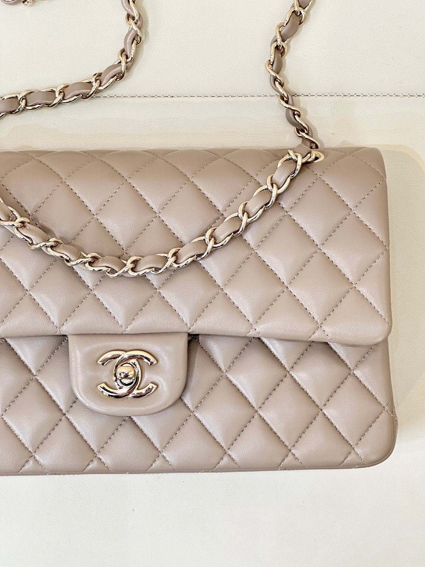 CLASSIC FLAP 25CM BEIGE LAMBSKIN LIGHT GOLD HARDWARE