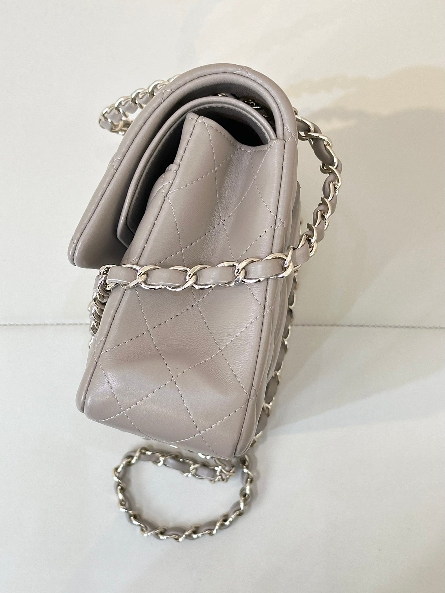 CLASSIC FLAP 25CM BEIGE LAMBSKIN LIGHT GOLD HARDWARE