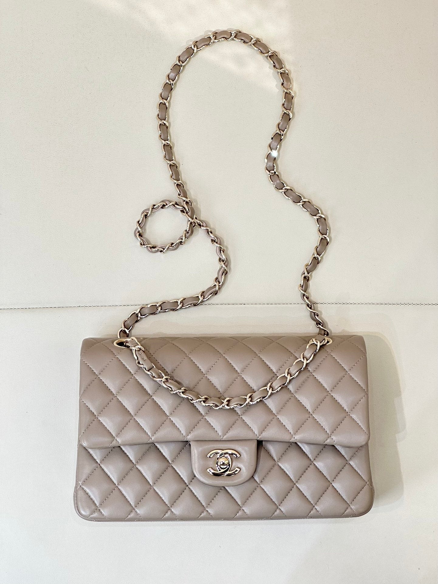 CLASSIC FLAP 25CM BEIGE LAMBSKIN LIGHT GOLD HARDWARE