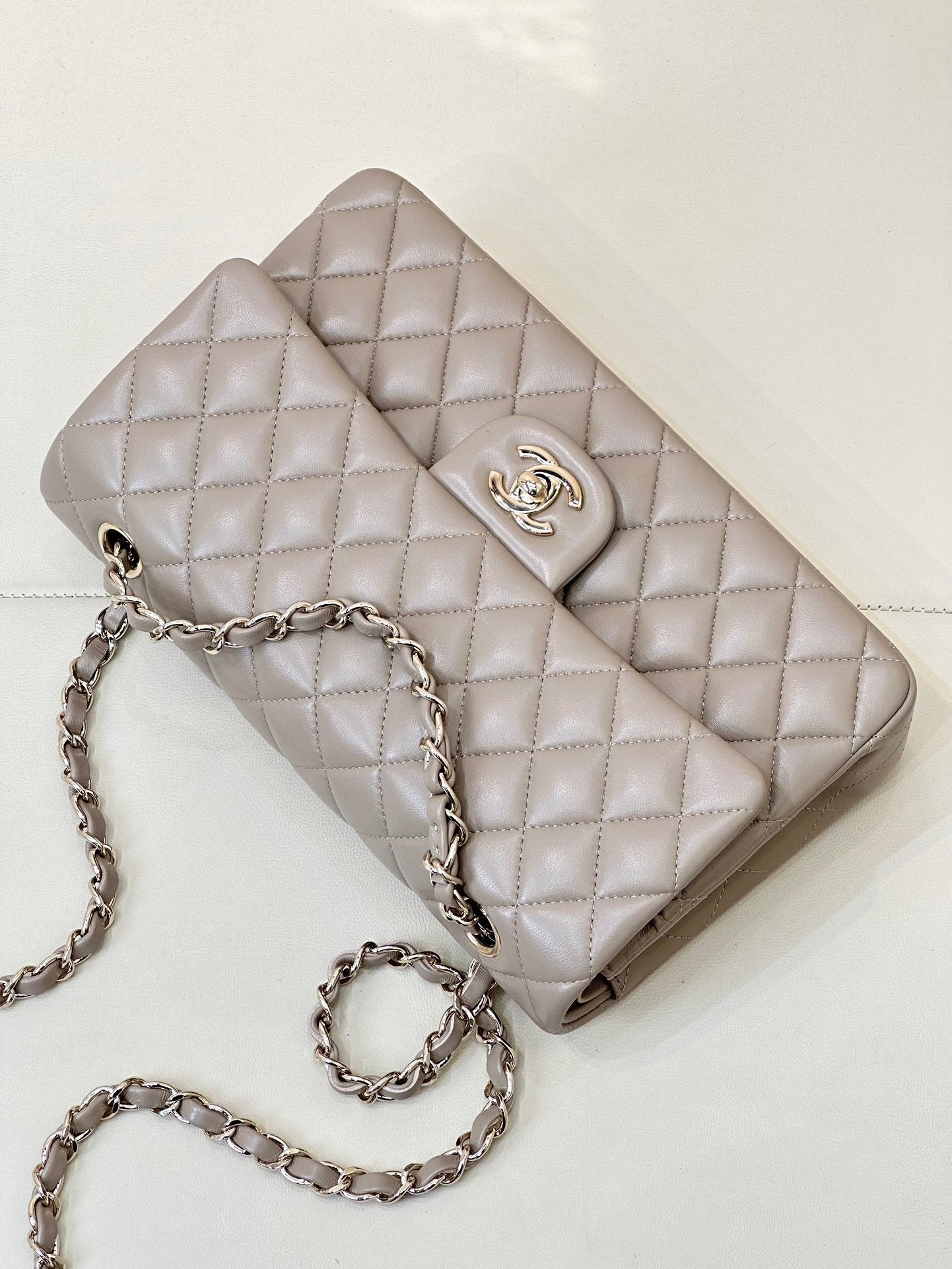 CLASSIC FLAP 25CM BEIGE LAMBSKIN LIGHT GOLD HARDWARE