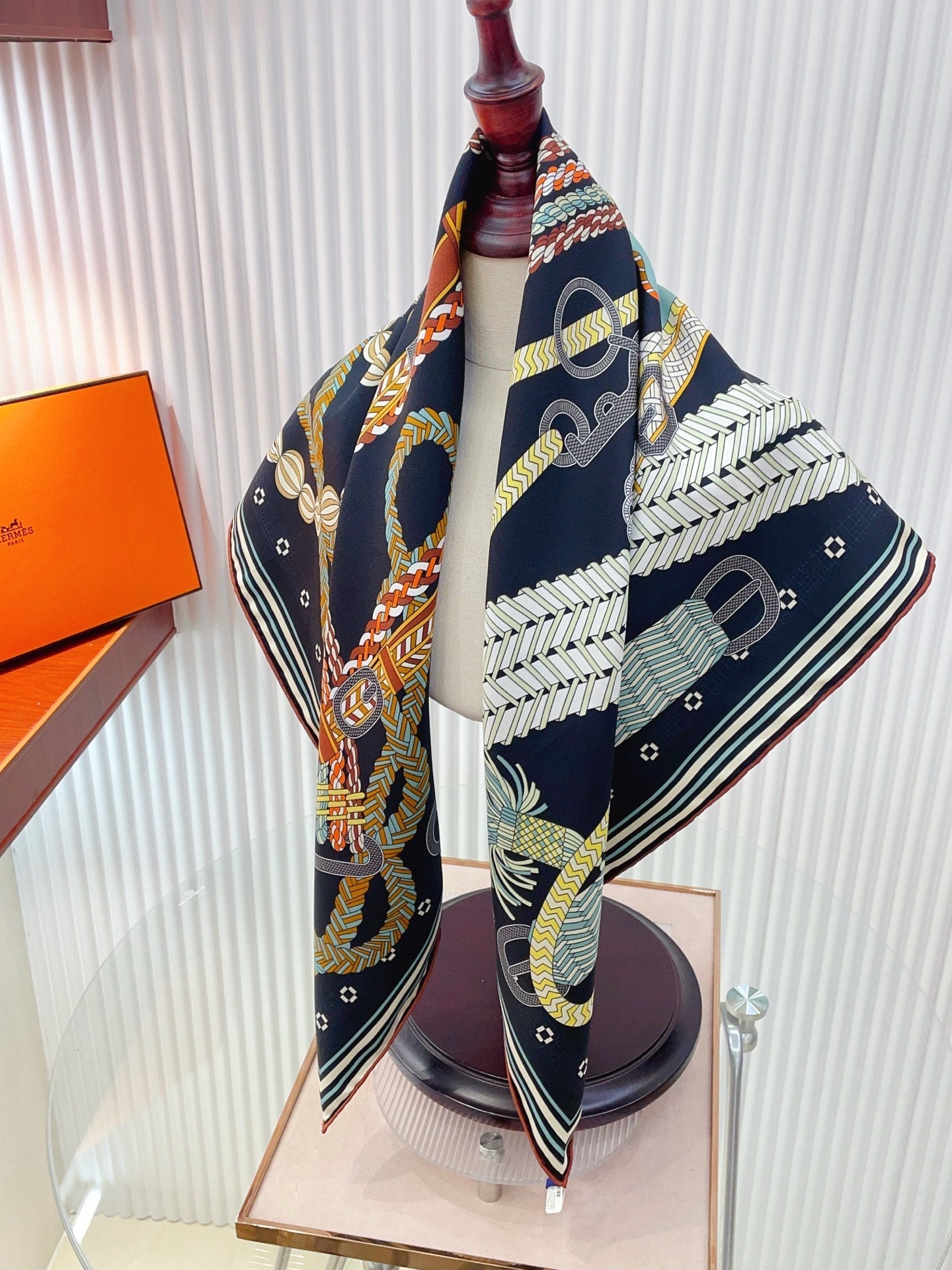 HM Tout en Tresse Scarf 90x90 Black Colorful Twill Silk 223503