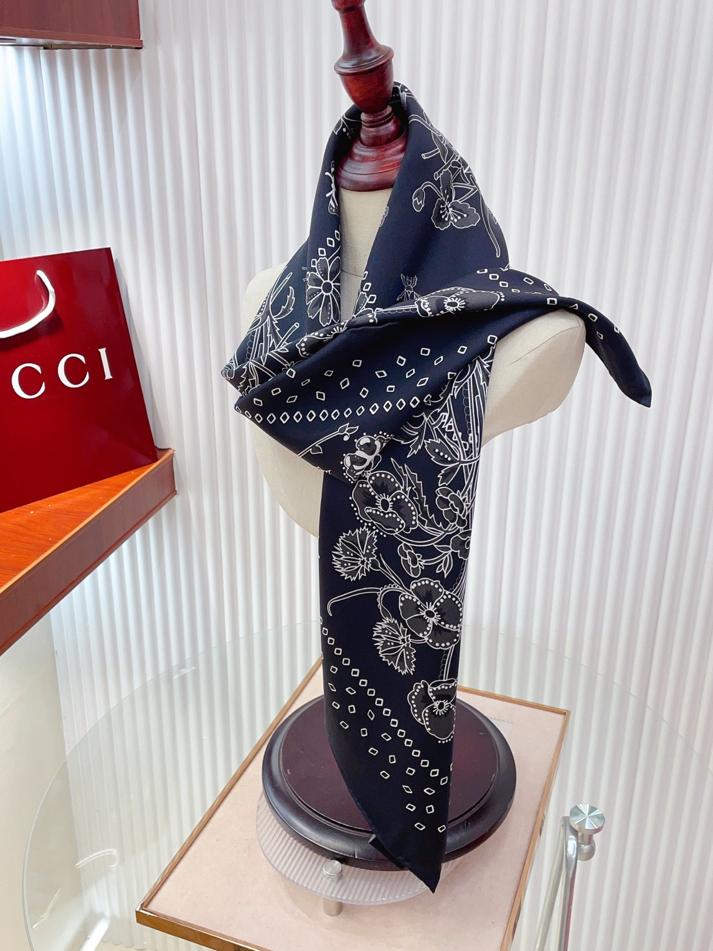 GG Scarf 90x90cm Black Colorful Silk Twill 209921