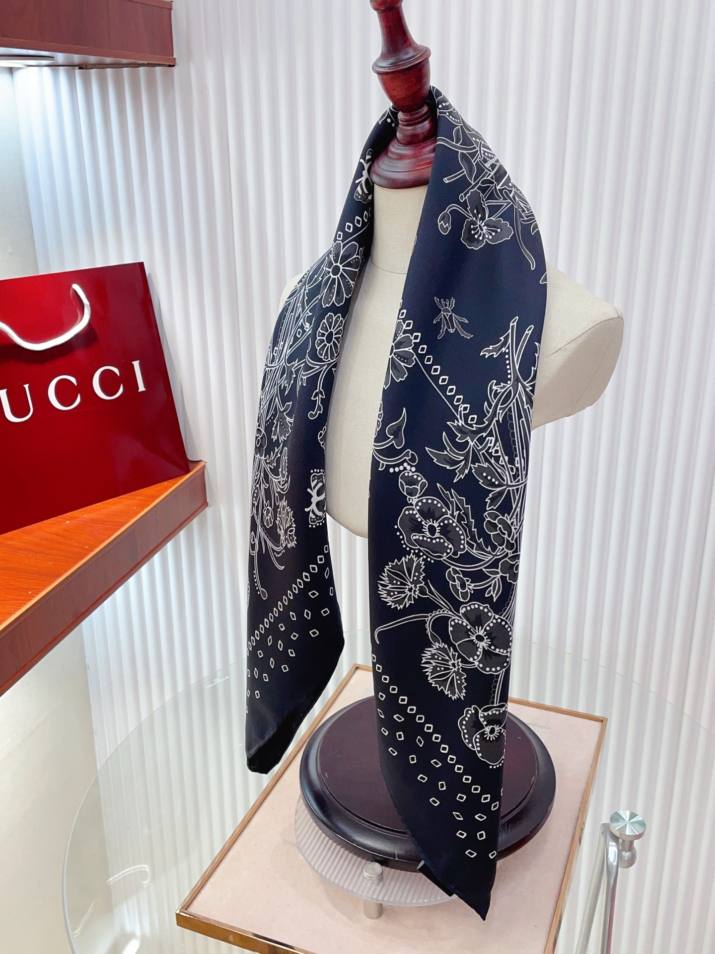 GG Scarf 90x90cm Black Colorful Silk Twill 209921