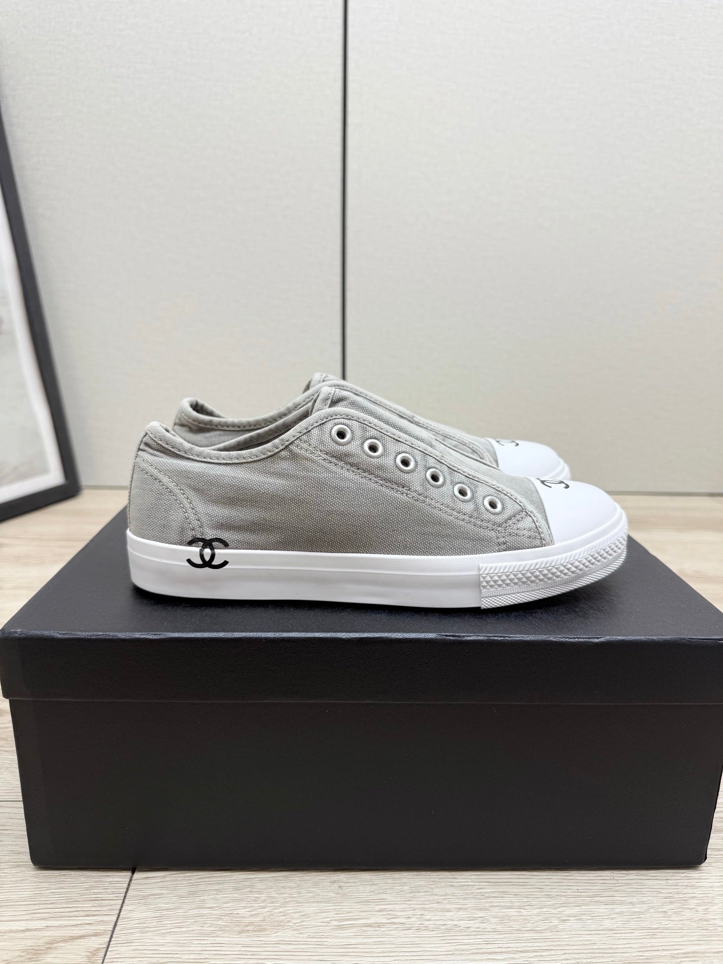 CC 26s Laceless Sneakers White Grey Canvas Rubber 940855