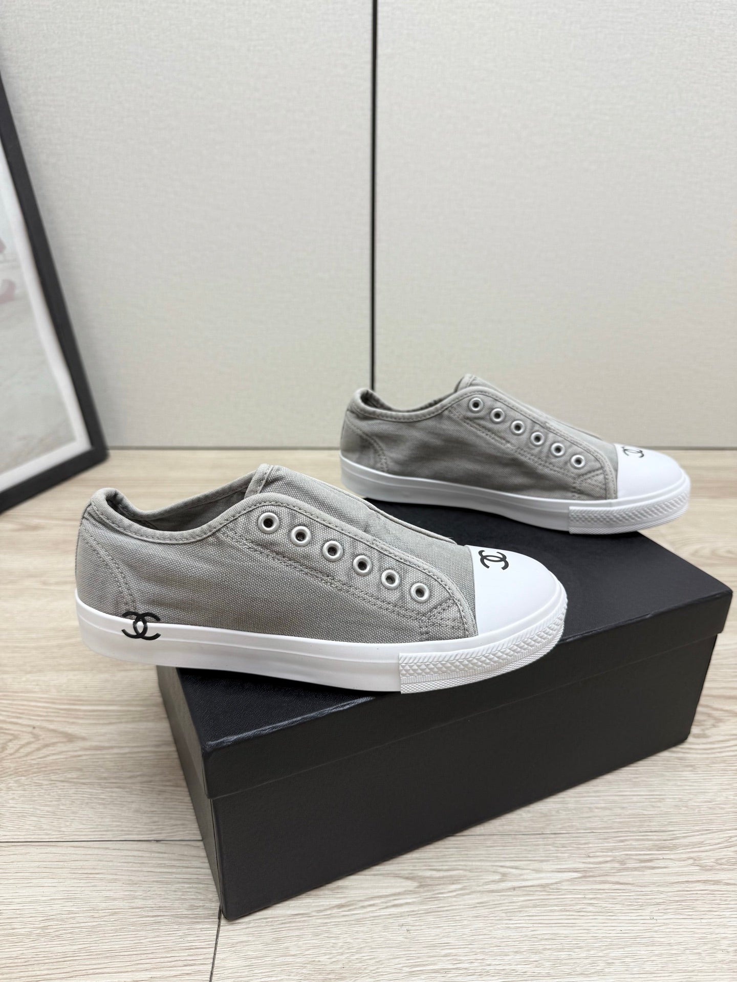 CC 26s Laceless Sneakers White Grey Canvas Rubber 940855