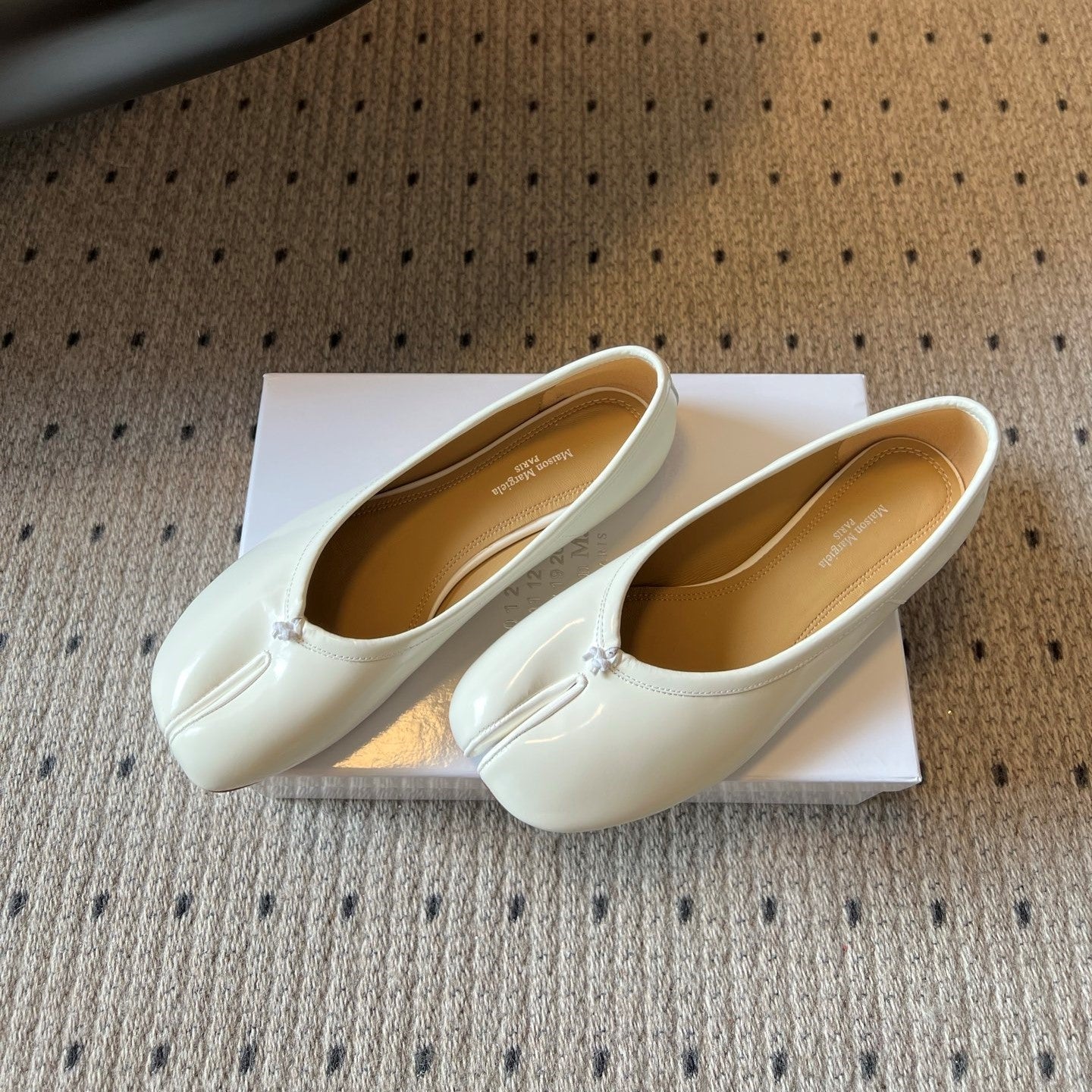Maison Margiela Tabi Shoes Flat Cream Patent Leather 828084