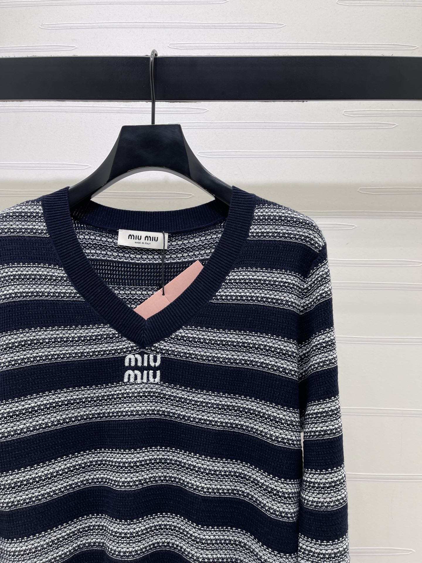 Miu 26s V-Neck Long-Sleeved Sweater 406591