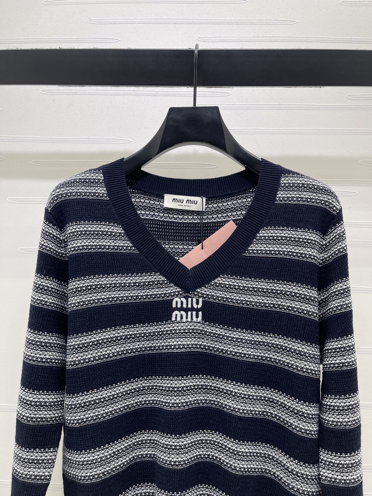 Miu 26s V-Neck Long-Sleeved Sweater 406591