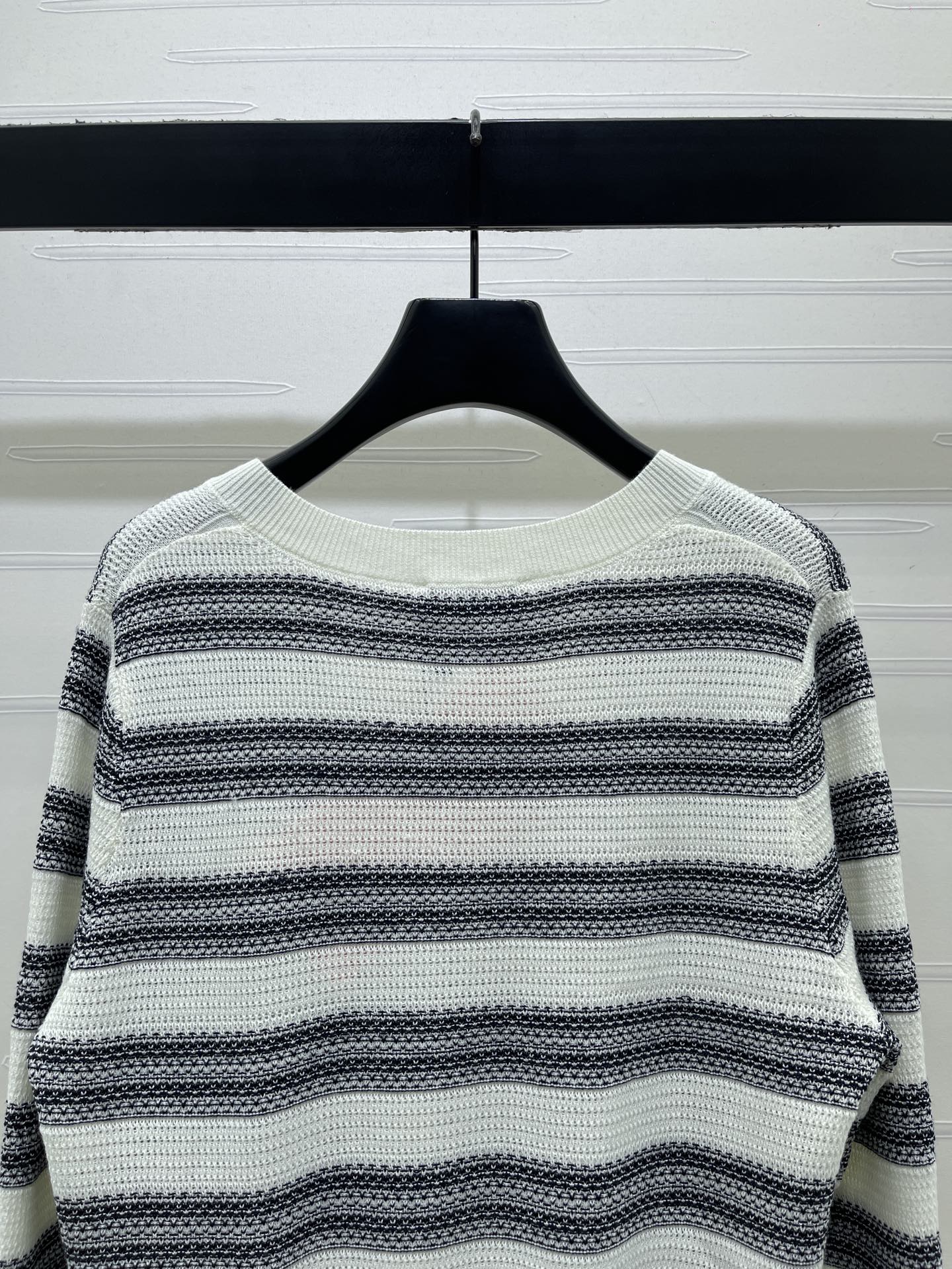Miu 26s V-Neck Long-Sleeved Sweater 406590