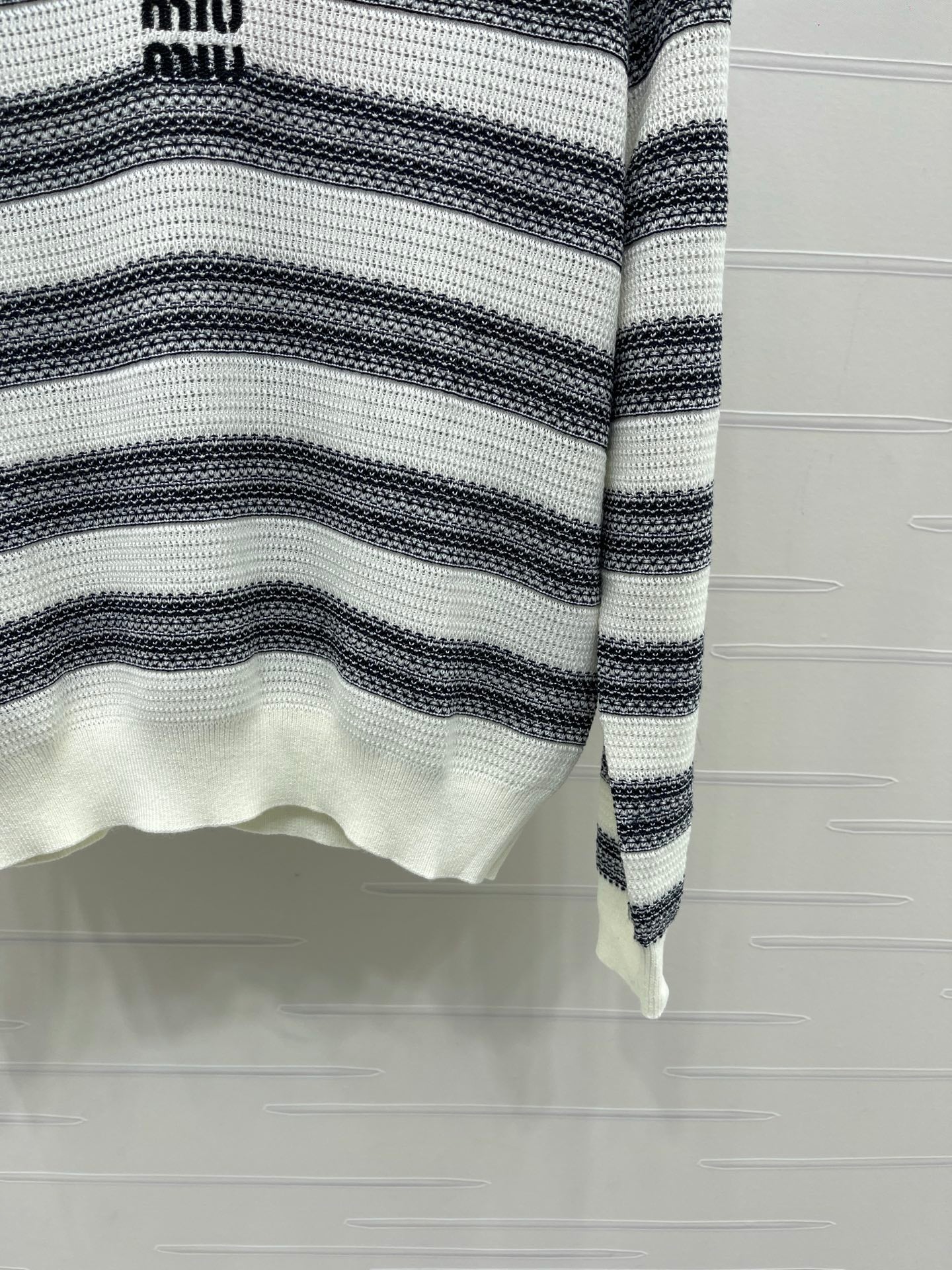 Miu 26s V-Neck Long-Sleeved Sweater 406590