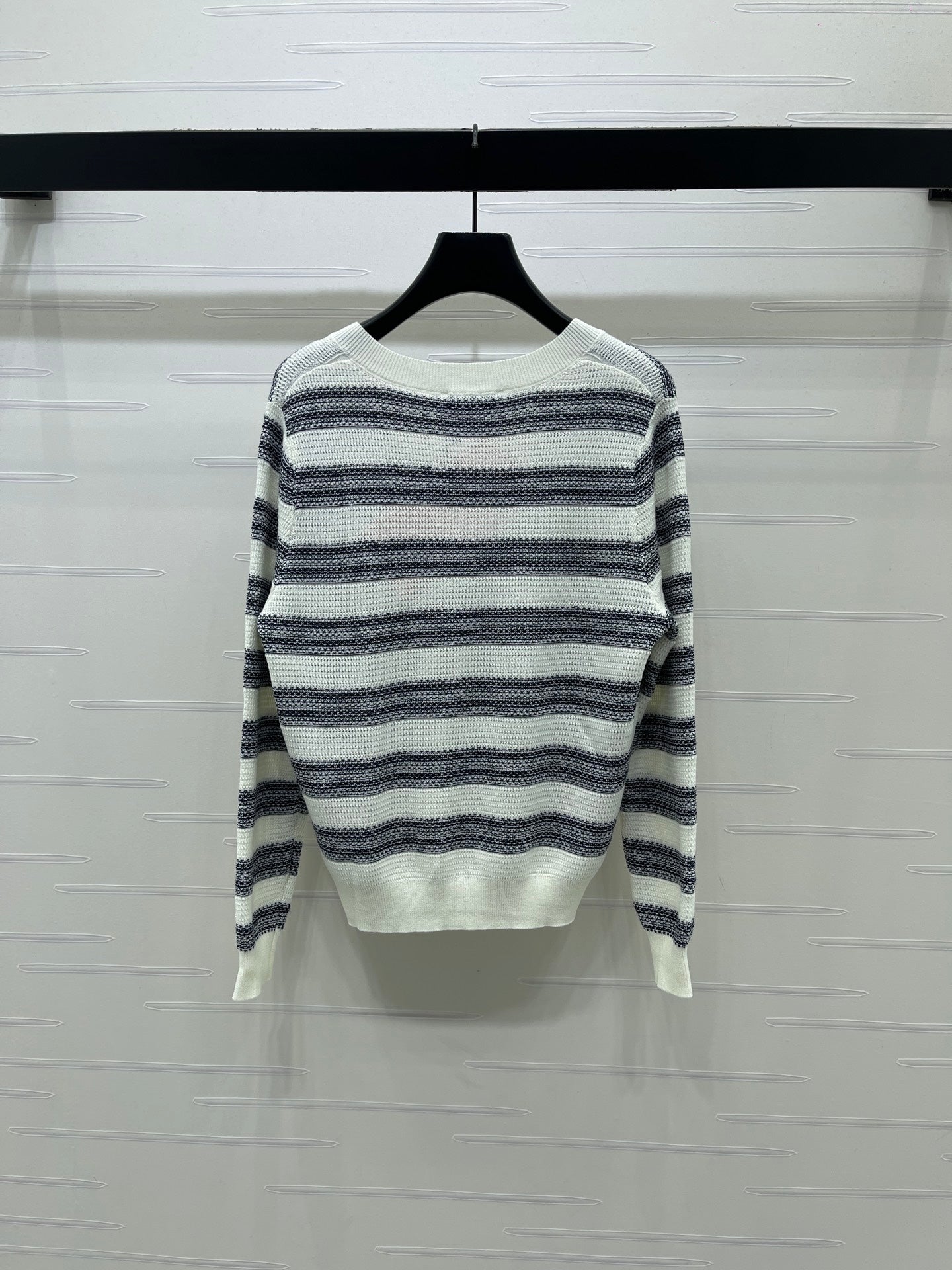 Miu 26s V-Neck Long-Sleeved Sweater 406590