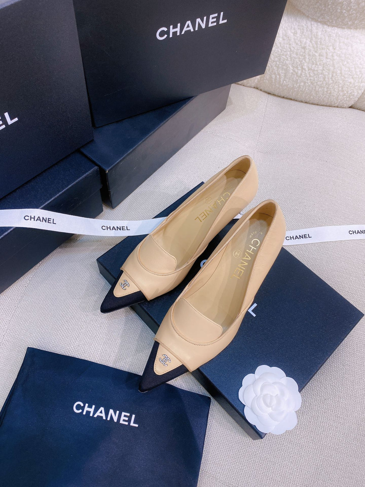 Chanel 26s Pumps Beige Black Grosgrain Leather 156614