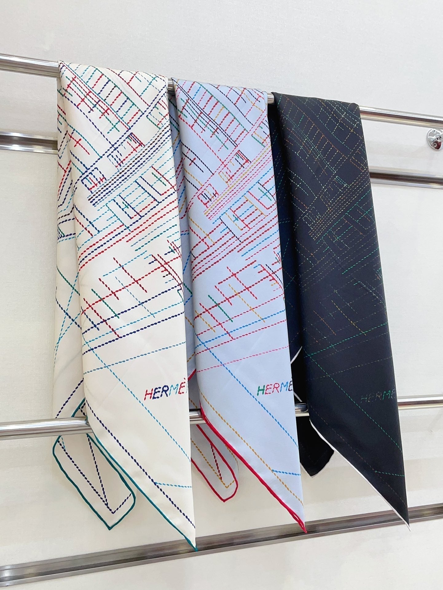Pique Sellier Shawl 90 CM In White Colorful Silk Twill 312867