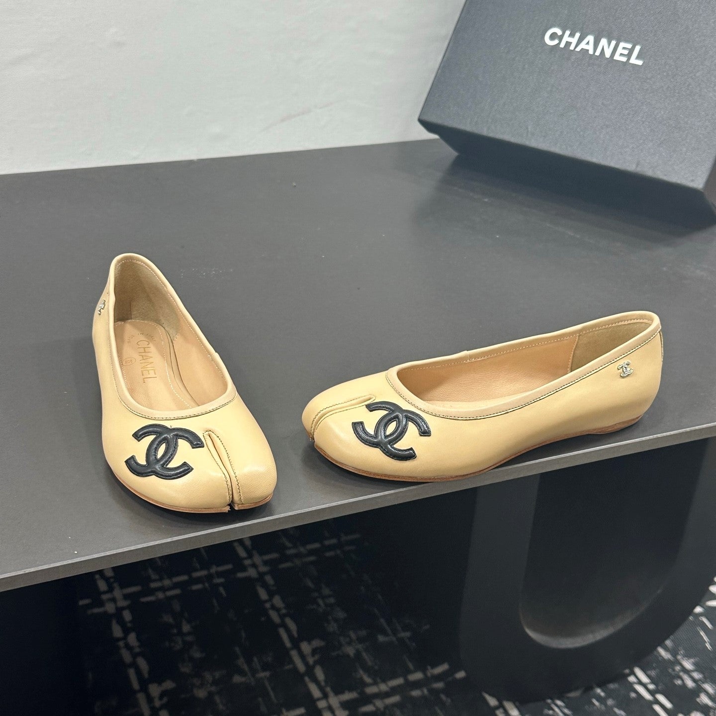 CC 26s Coco Beach Split-Toe Ballet Flats Beige Lambskin 832539