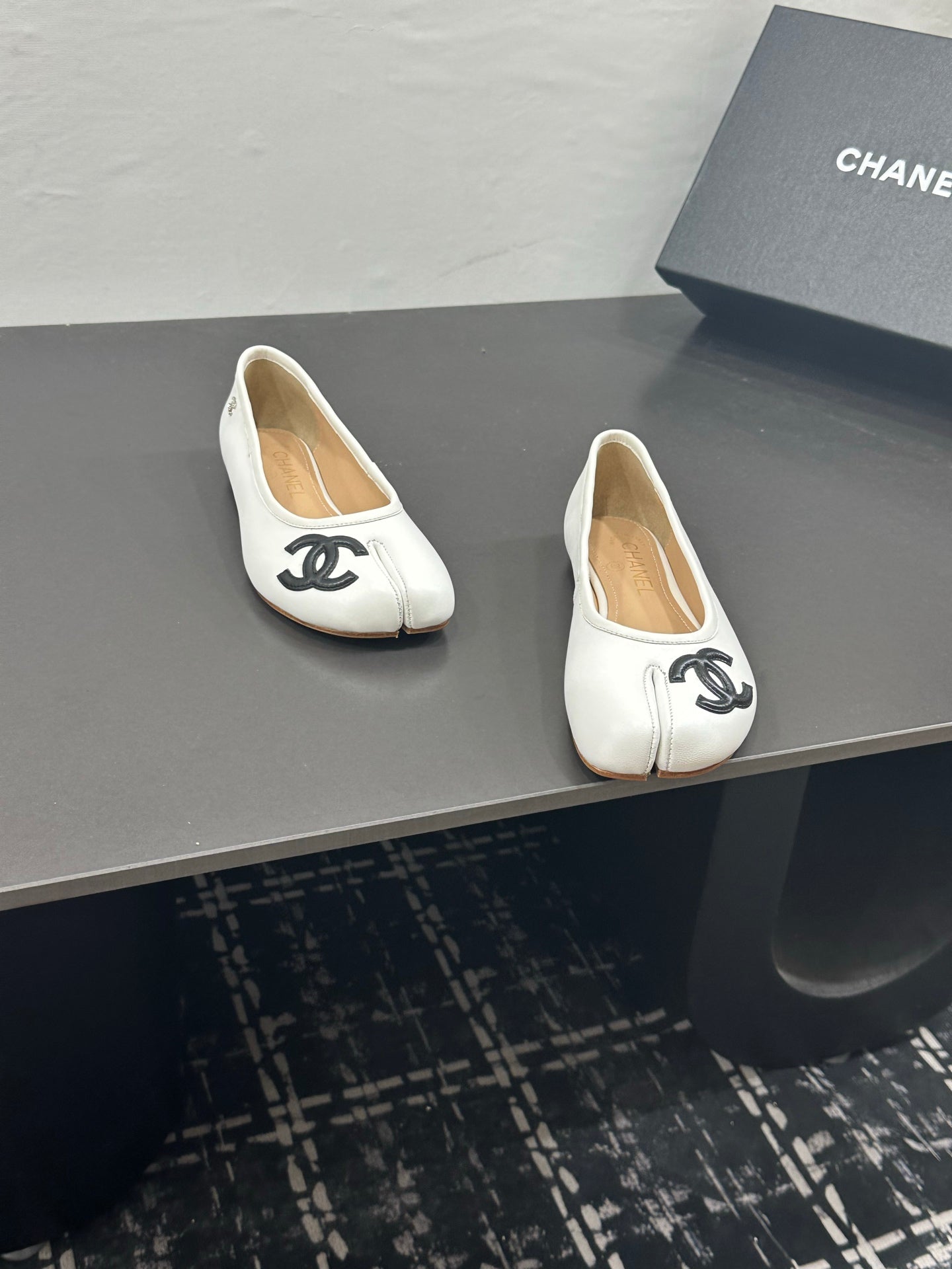 CC 26s Coco Beach Split-Toe Ballet Flats White Lambskin 832537
