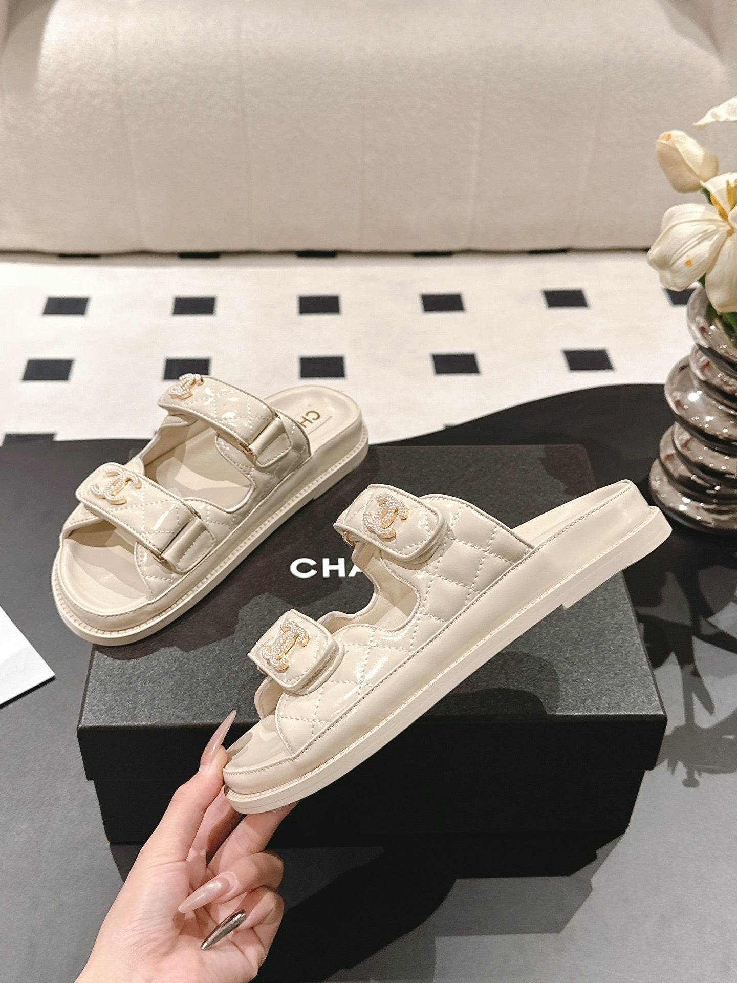 cc 25p logo with pearl mule sandal cream leather 237577