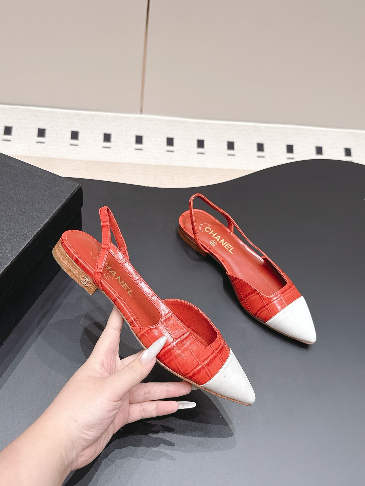 CC 26s Flat Pointed-Toe White Red Crocodile Embossed 922681