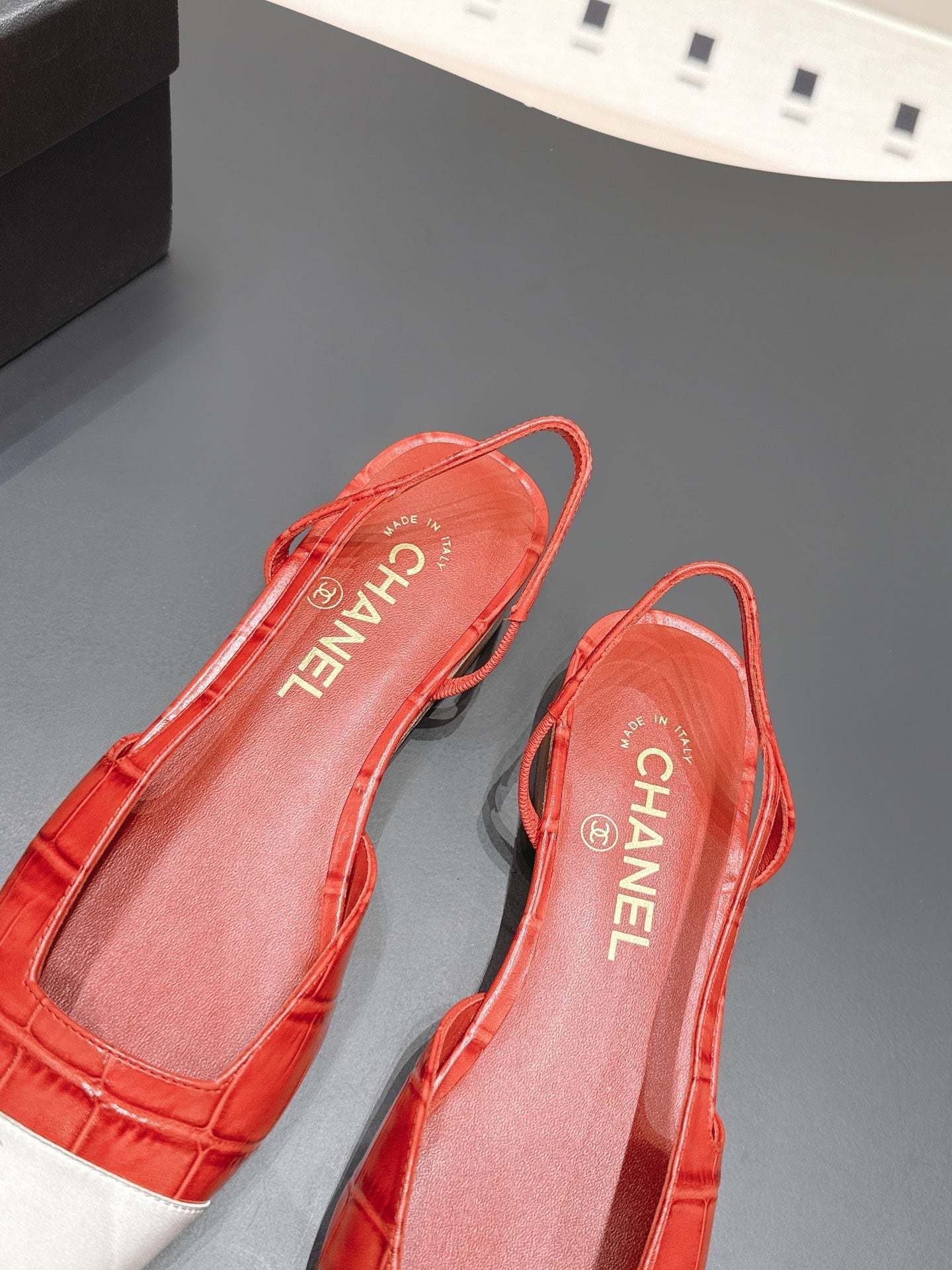 CC 26s Flat Pointed-Toe White Red Crocodile Embossed 922681