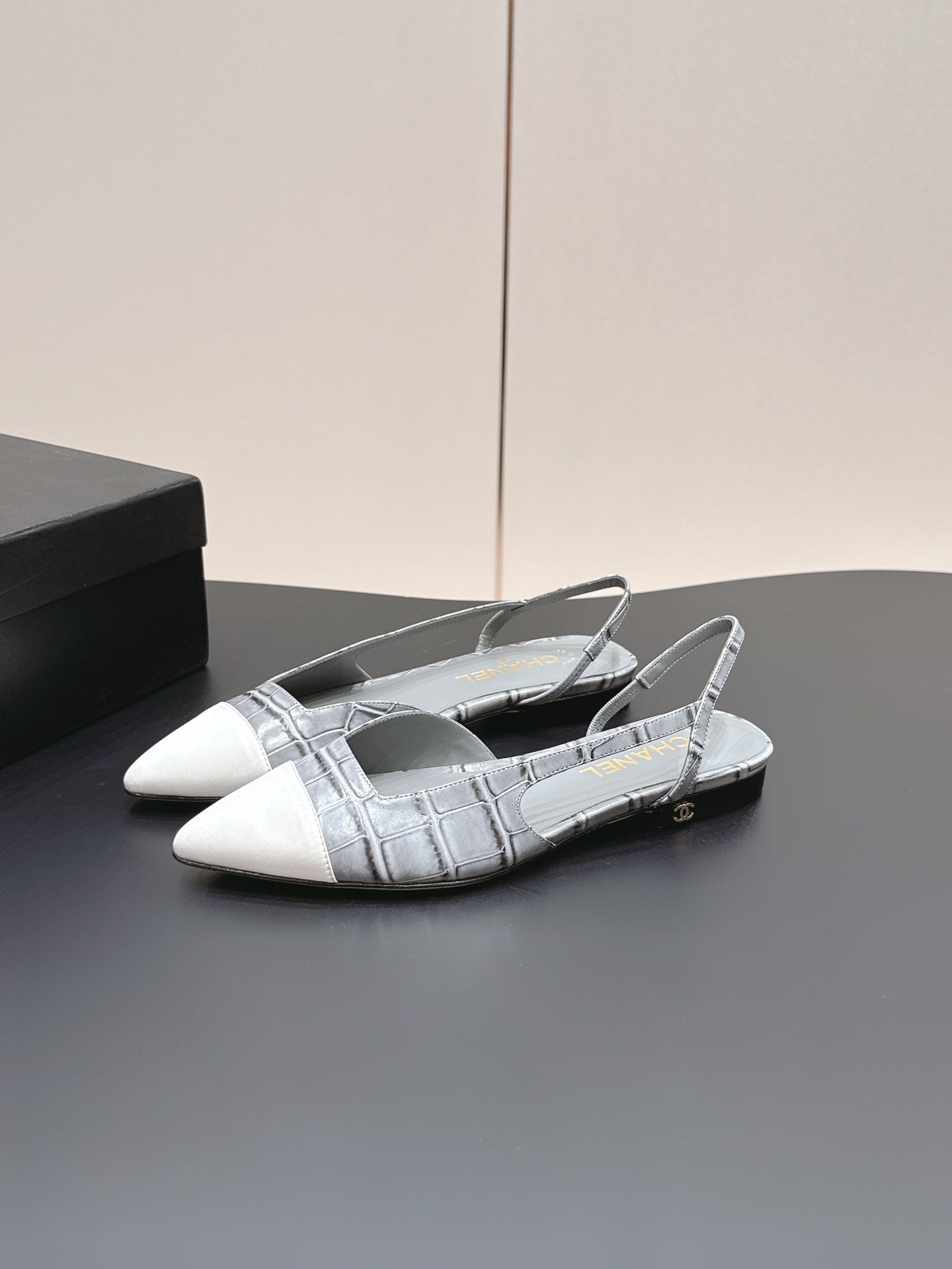 CC 26s Flat Pointed-Toe White Grey Crocodile Embossed 922682
