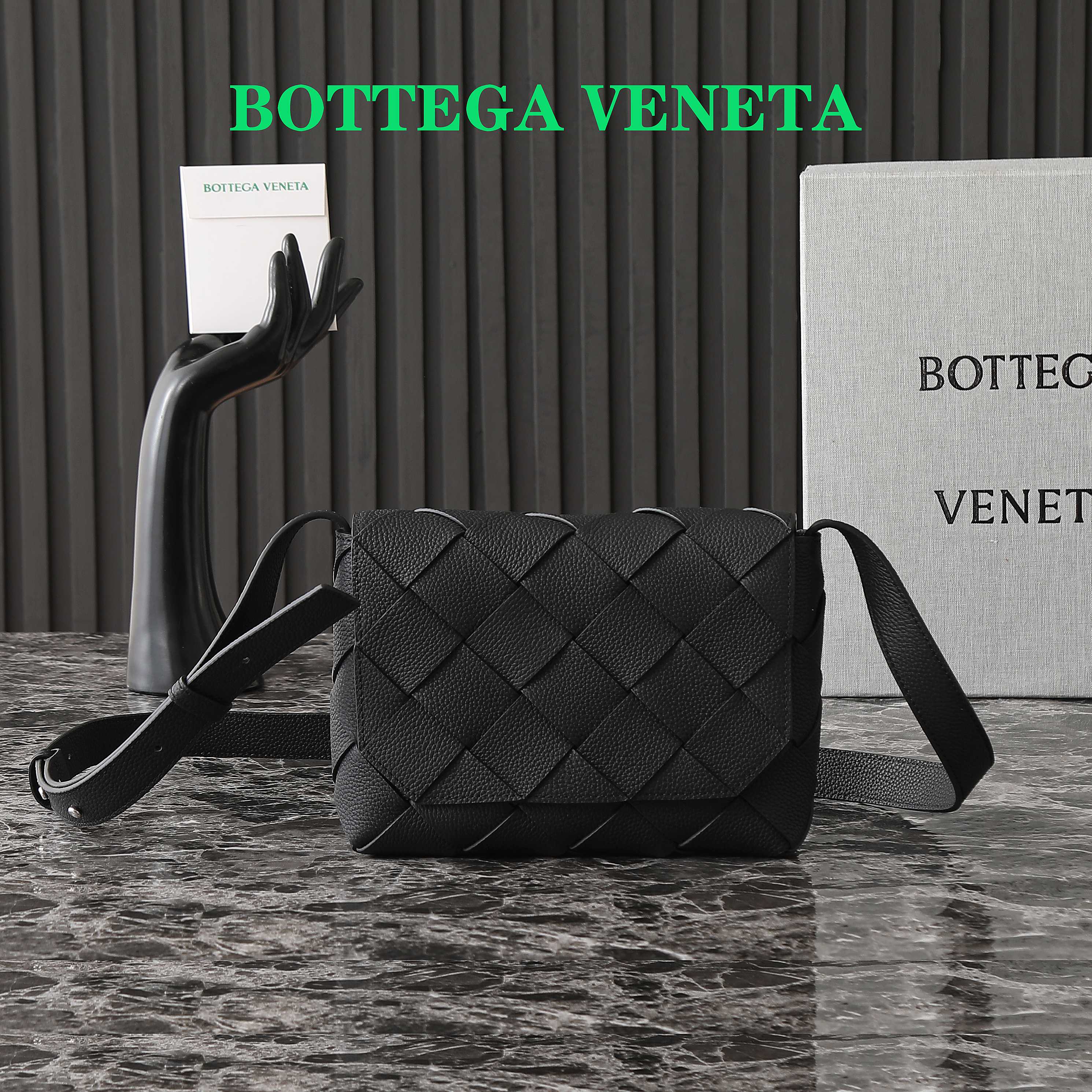 BV 25S DIAGO SHOULDER BAG 25.5 IN BLACK GRAIN COWHIDE