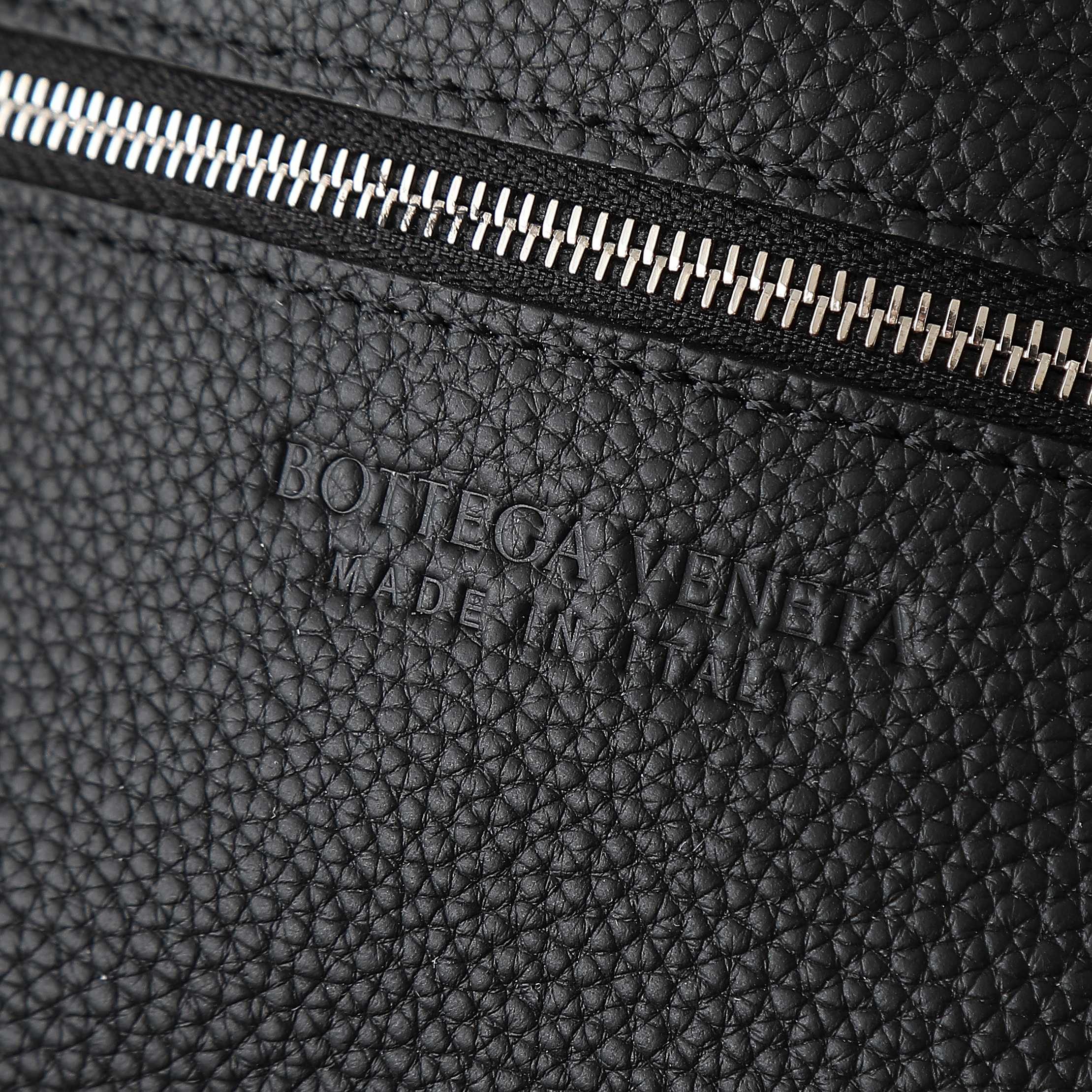 BV 25S DIAGO SHOULDER BAG 25.5 IN BLACK GRAIN COWHIDE
