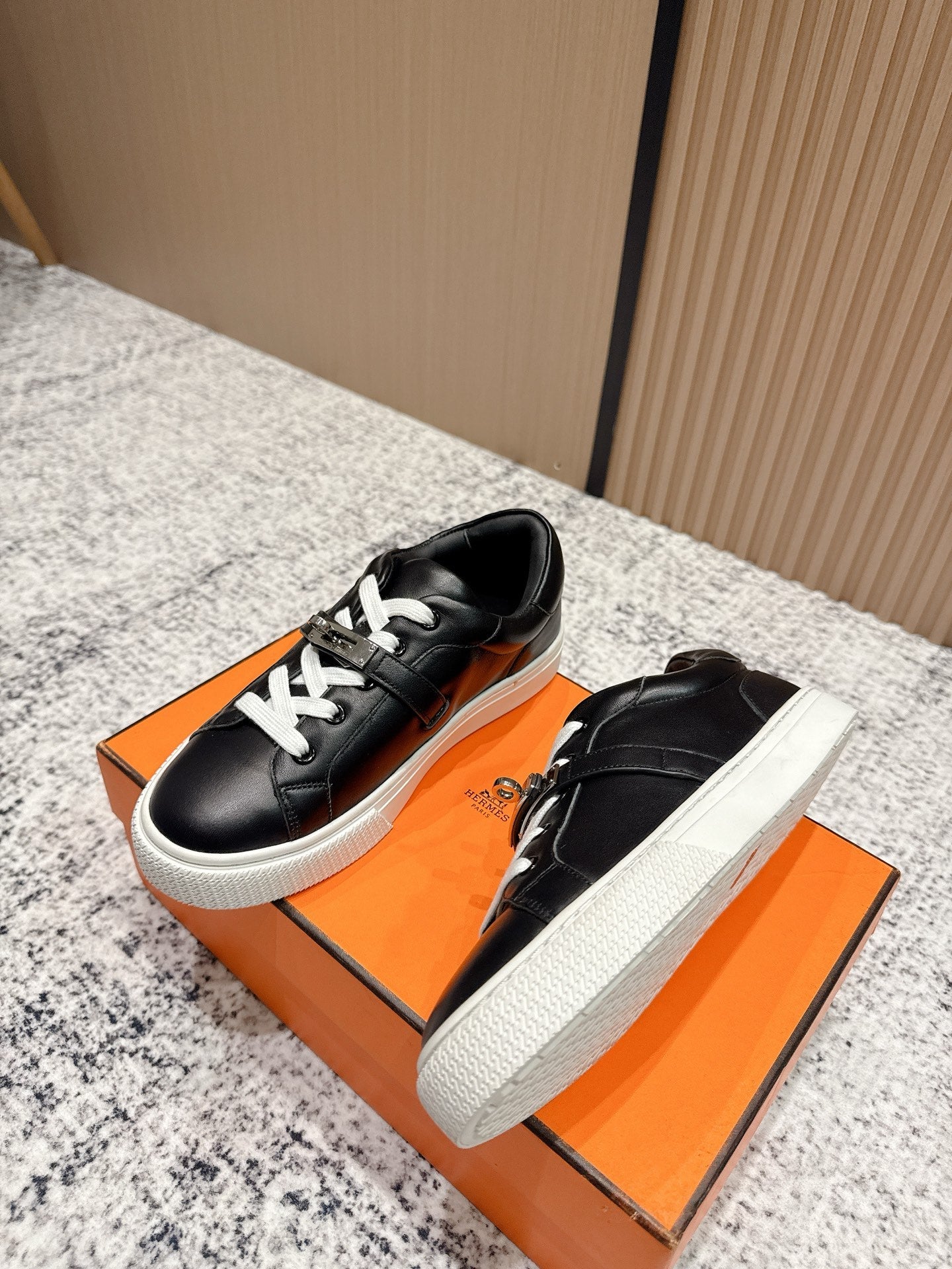 HM Casual Sneakers Sliver Buckle Black White Leather
