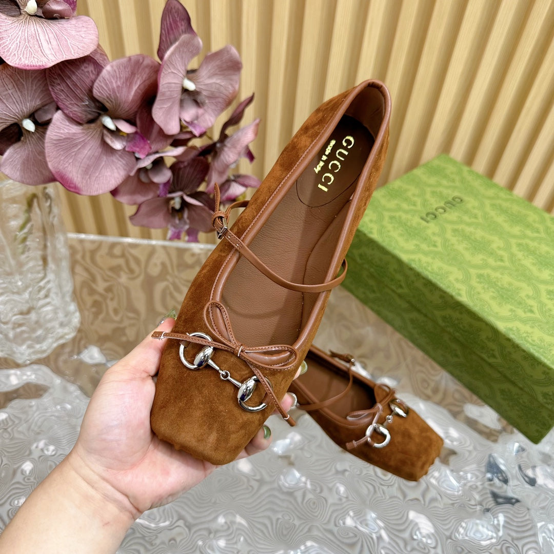 Ballet flat in bronze brown suede with silver hardware