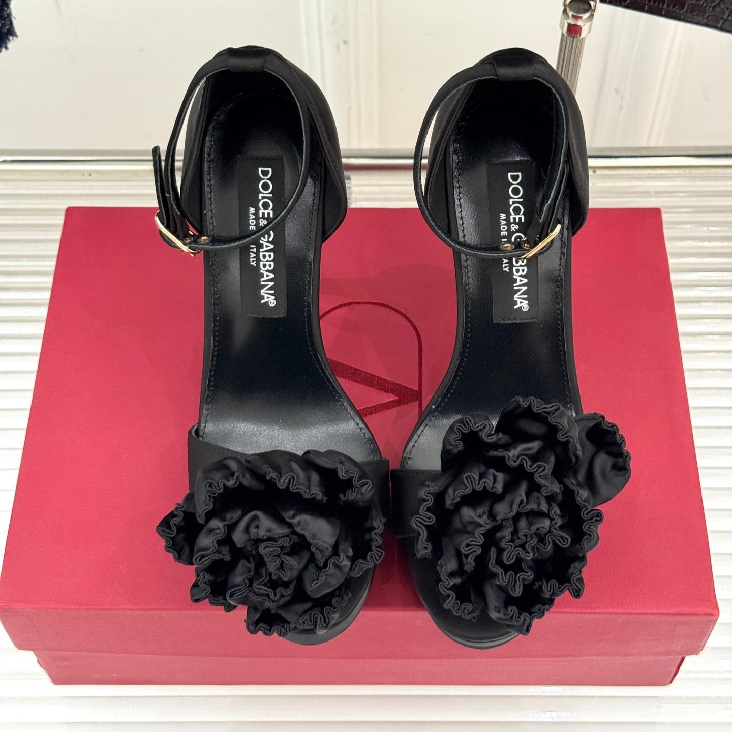 DC 24 Keira Floral-Appliqué Sandals Black Sheepskins & Cowhide 304708