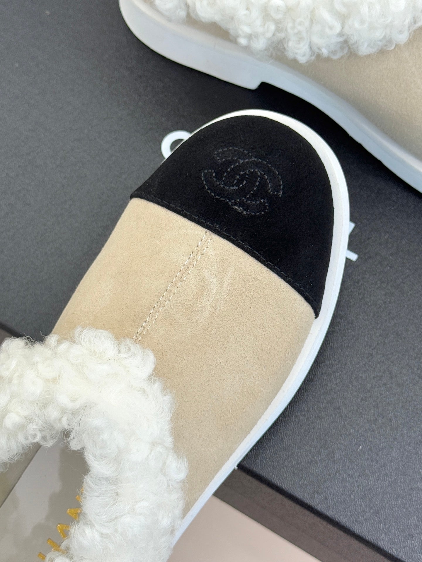 CC 25s Furry Snow Boots Beige Black Suede Wool 512063