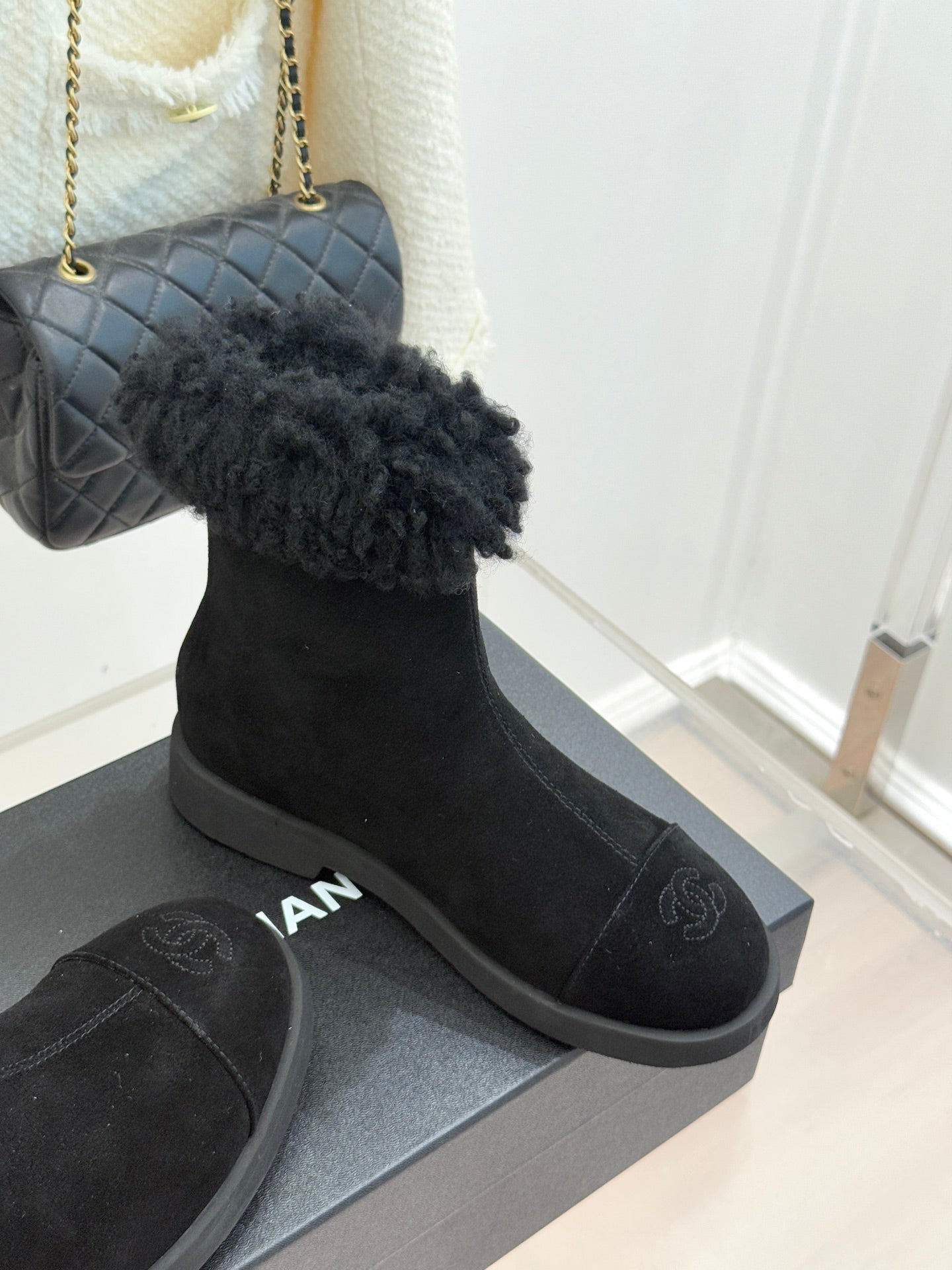 CC 25K Double C Colorblock Furry Snow Boots Black Suede 512069