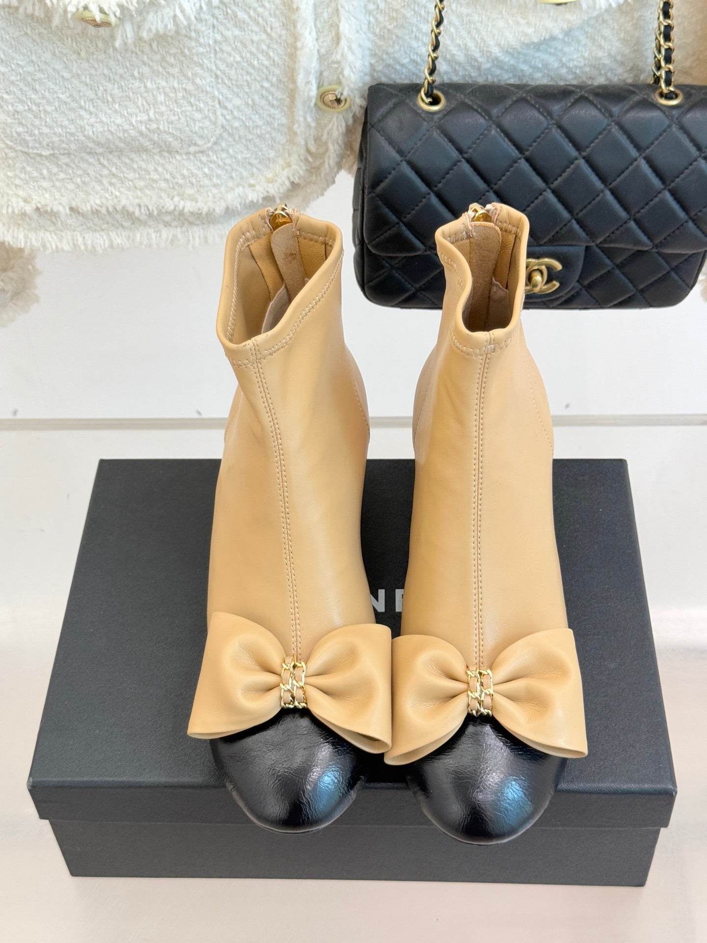 CC 25K Bow Chain Chunky Stretch Boots Beige Black Sheepskin 512073