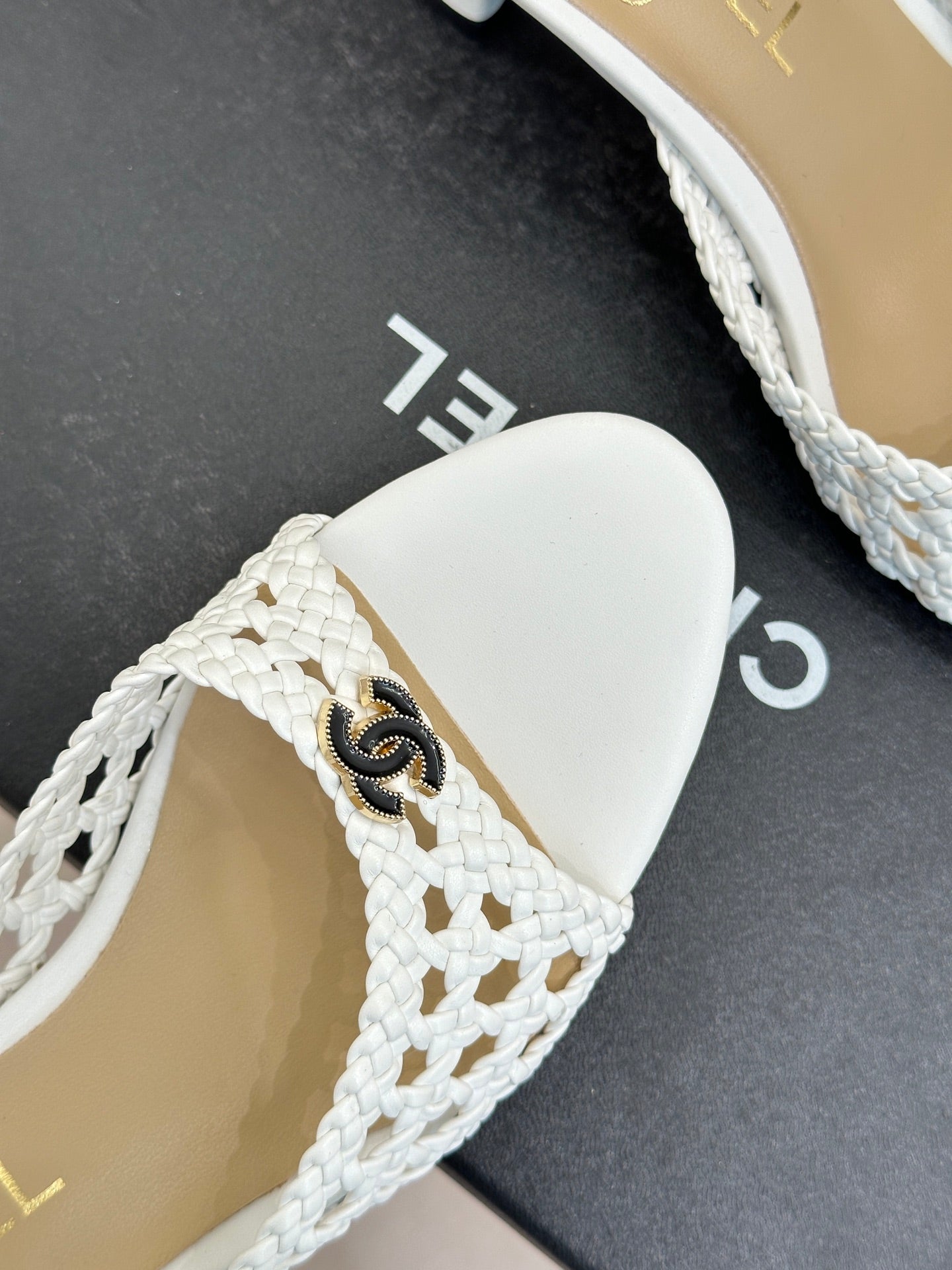 CC 26s Peep-Toe High-Heeled Mules White Woven Leather 766530