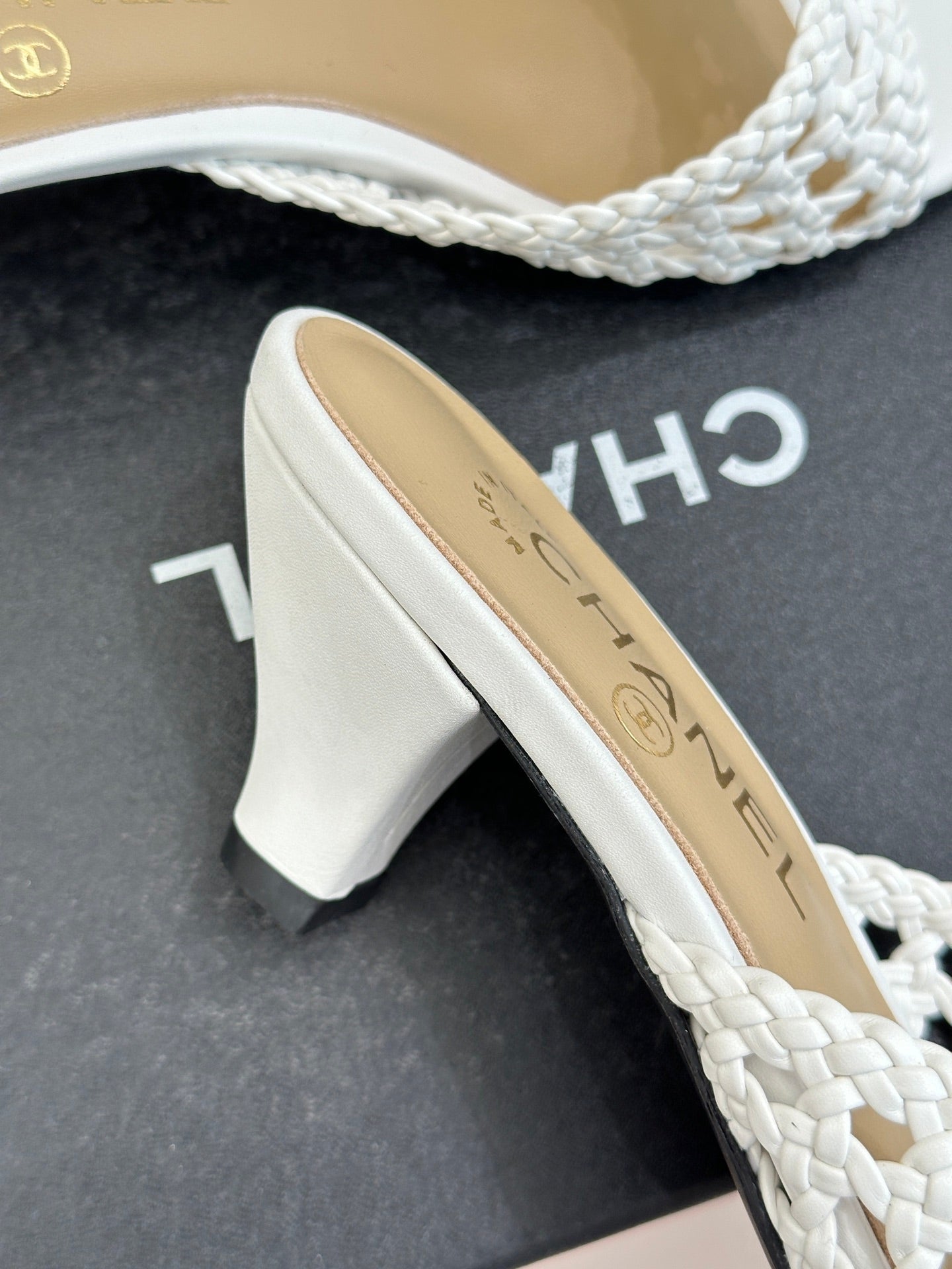 CC 26s Peep-Toe High-Heeled Mules White Woven Leather 766530