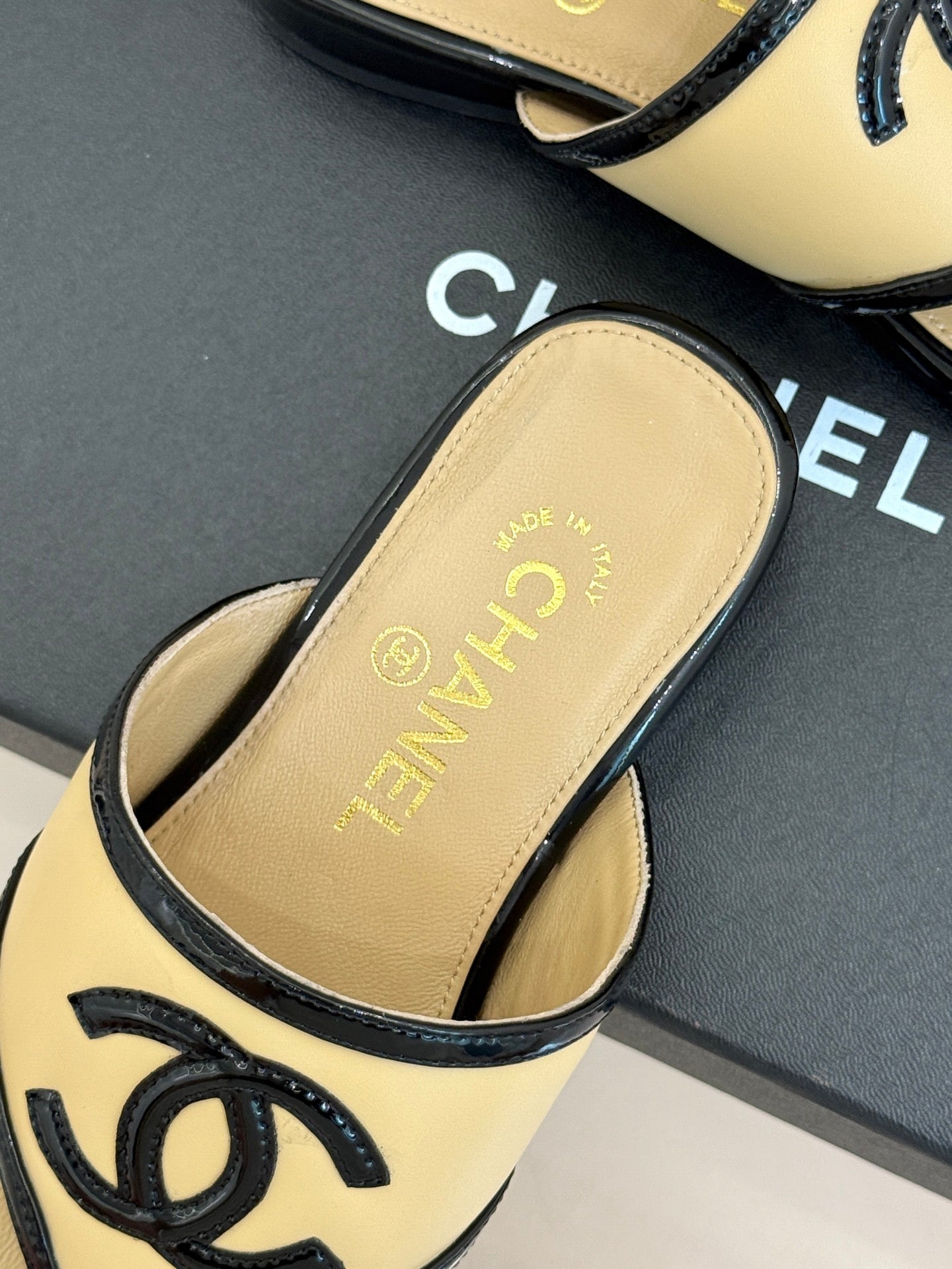 CC 26s Thong Sandal Black Beige Lambskin Patent Leather 917802
