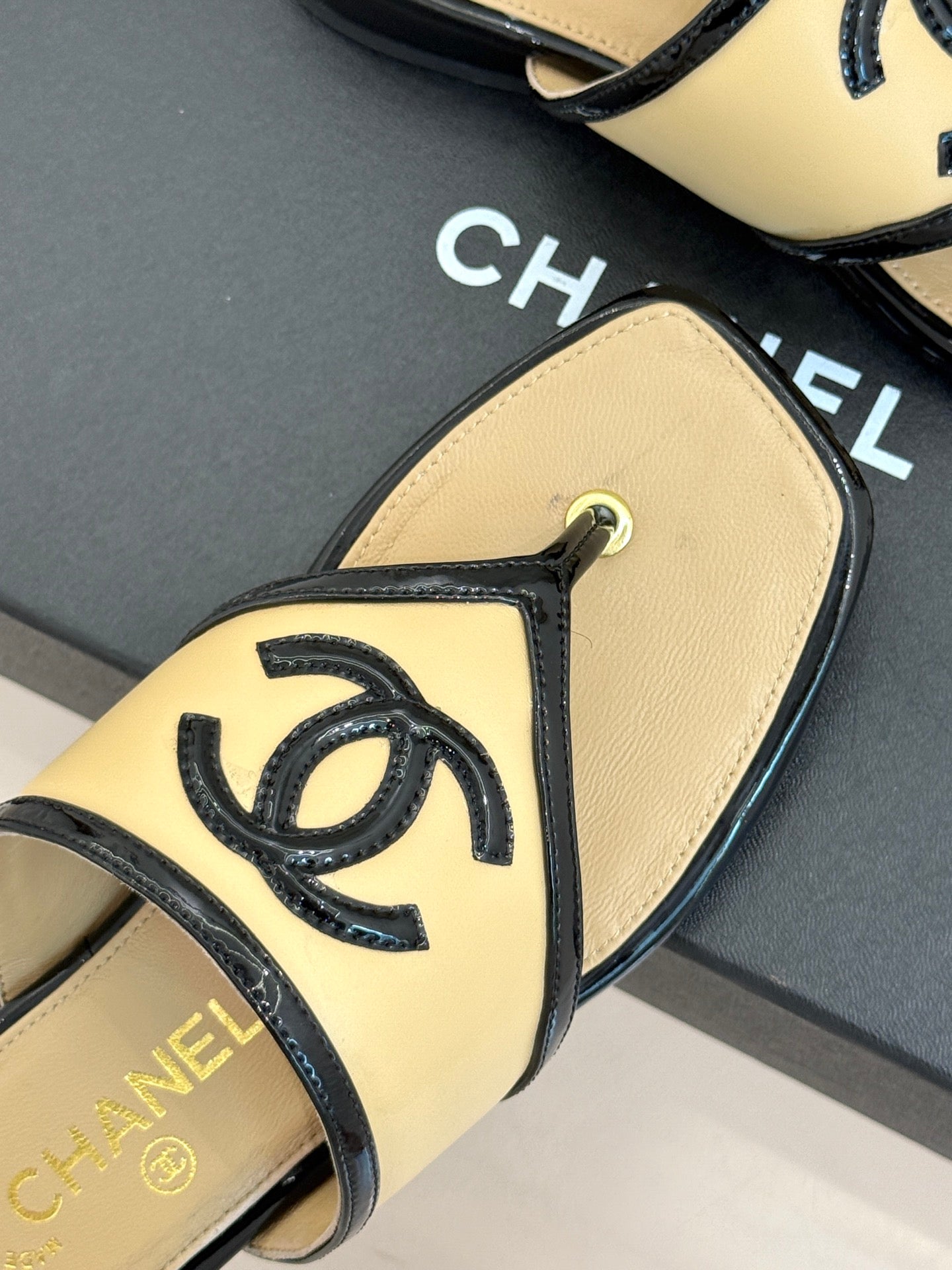 CC 26s Thong Sandal Black Beige Lambskin Patent Leather 917802