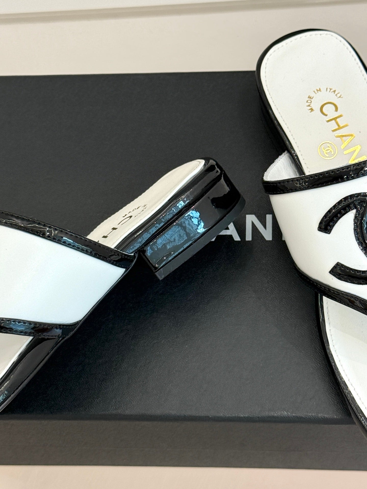 CC 26s Thong Sandal Black White Lambskin Patent Leather 917803