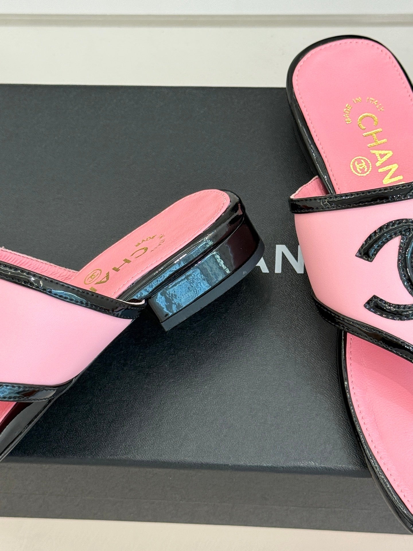 CC 26s Thong Sandal Black Light Pink Lambskin Patent Leather 917804