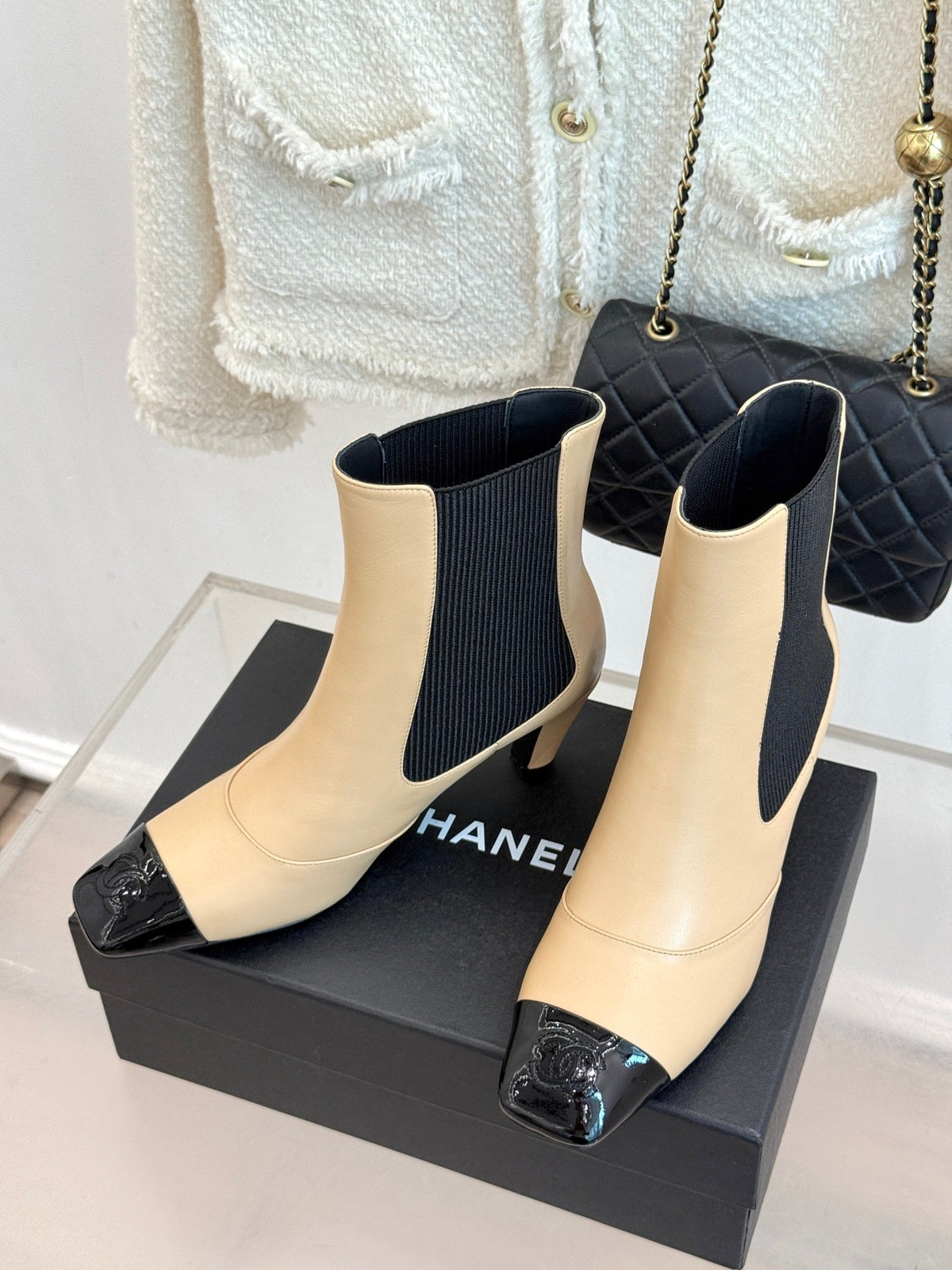 Chanel 26s Patent Cap Toe Chelsea Ankle Boots 7cm Beige Black 153340