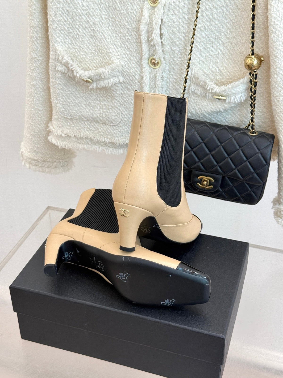 Chanel 26s Patent Cap Toe Chelsea Ankle Boots 7cm Beige Black 153340