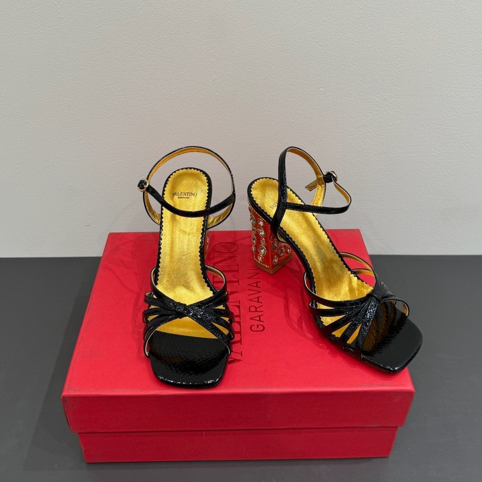 VT 25 Jewel Sandals Black Cowhide 337920