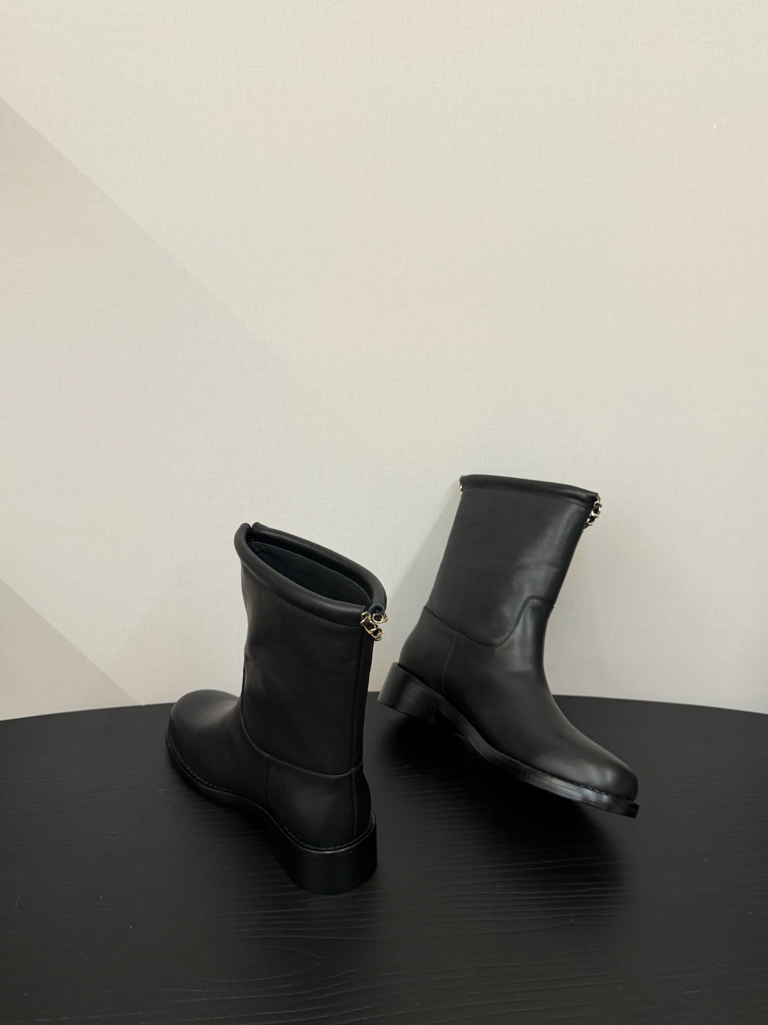 CC 25s Short Flat Chain Knight Boots Black Leather 417841