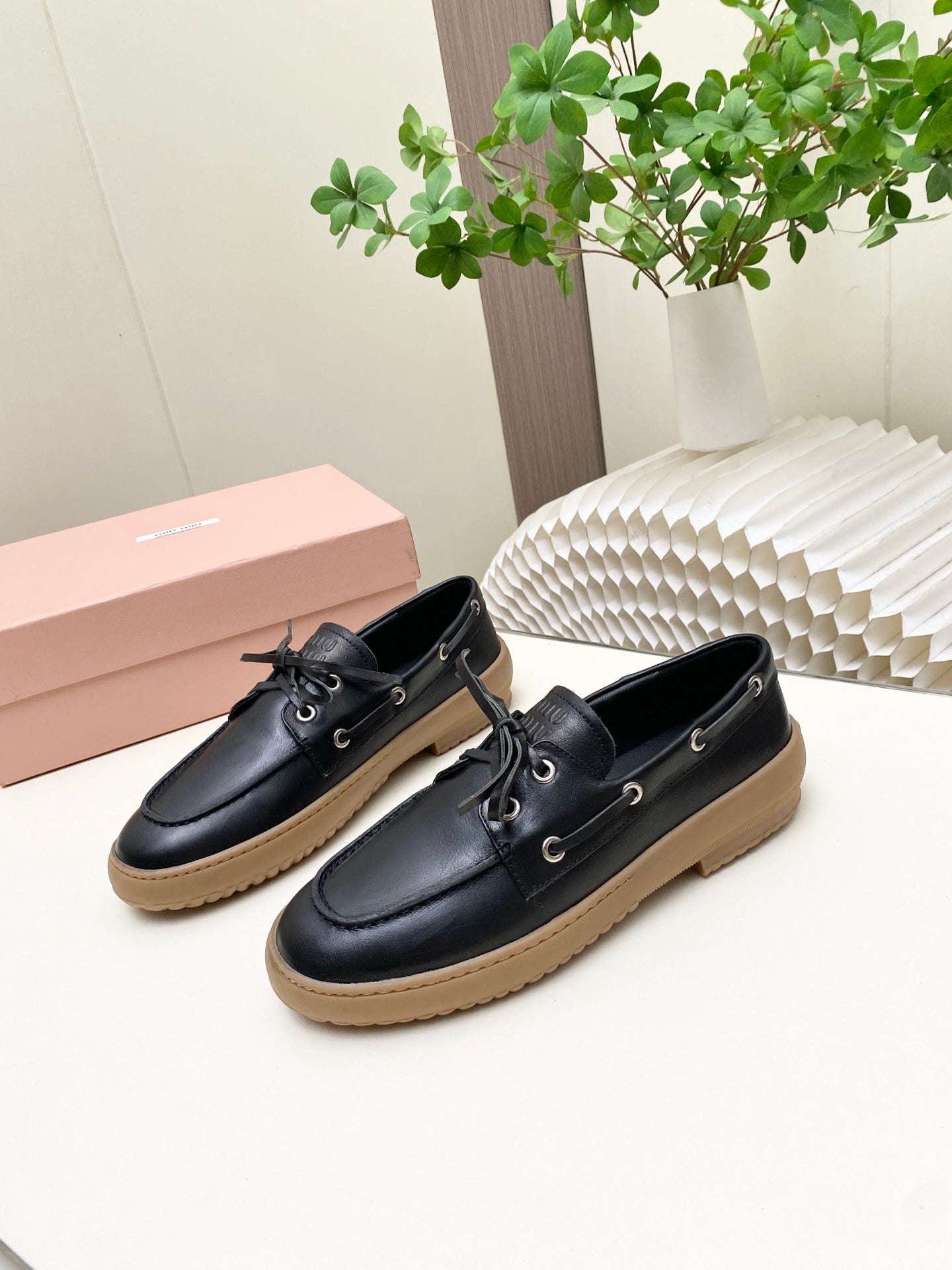 Miu 26s Distressed Lace-Up Eyelet Flat Loafers Retro Leather 984050